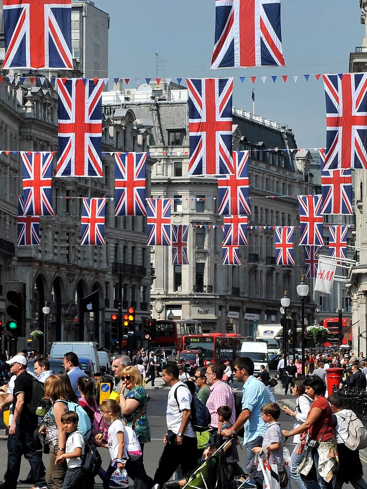 epa02695782 Pedestrians walk beneath Union flags that hang all the way down Regents Street in celebration of the up coming royal wedding in London, Britain, 20 April 2011. With just nine days to go before the big day London is preparing for the royal wedding of Prince William and Kate Middleton at Westminster Abbey on 29 April. EPA/ANDY RAIN  +++(c) dpa - Bildfunk+++