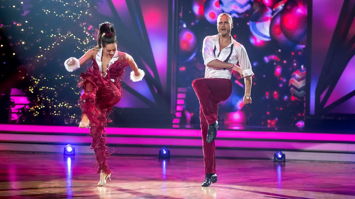 Rúrik Gislason und Malika Dzumaev tanzen Jive zu „Incredible Christmas“.

Die Verwendung des sendungsbezogenen Materials ist nur mit dem Hinweis und Verlinkung auf RTL+ gestattet.