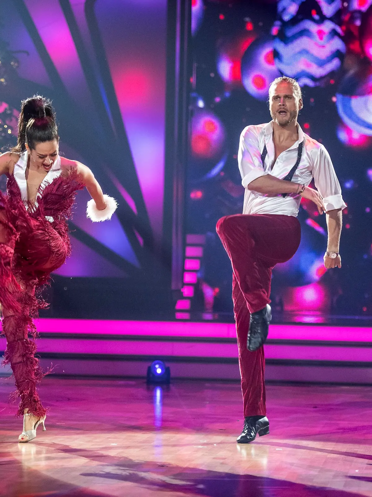 Rúrik Gislason und Malika Dzumaev tanzen Jive zu „Incredible Christmas“.

Die Verwendung des sendungsbezogenen Materials ist nur mit dem Hinweis und Verlinkung auf RTL+ gestattet.