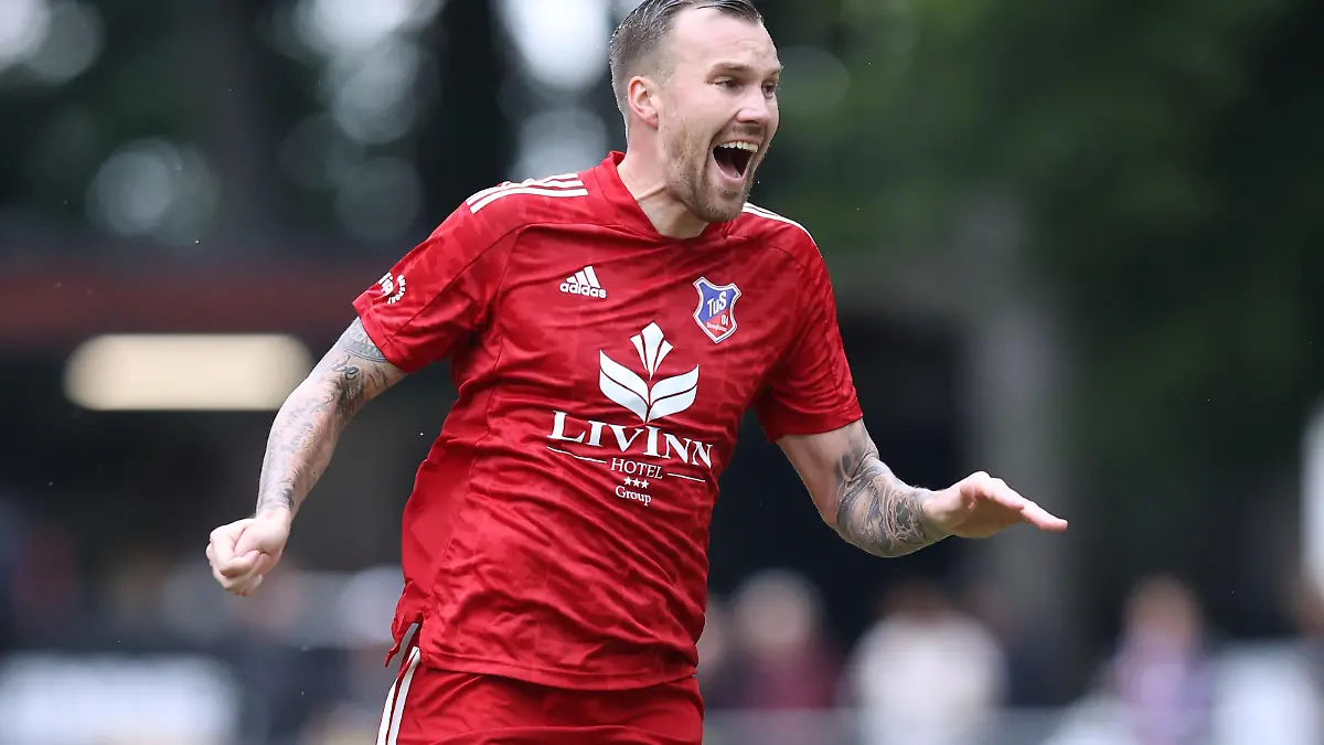 firo : 28.08.2021 Fußball: Fussball: Saison 2021/2022 Westfalen-Liga TuS Bövinghausen - Boevinghausen - YEG Hassel Gestik , Kevin Großkreutz , Grosskreutz , Jubel