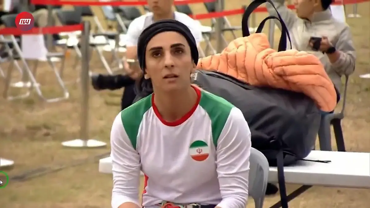 HANDOUT - 18.10.2022, Südkorea, Seoul: Die am 18. Oktober 2022 von der iranischen Sportnachrichtenseite iwsports.ir zur Verfügung gestellten Videostandbilder zeigen die iranische Klettersportlerin Elnas Rekabi, die im Finale der Asienmeisterschaft das für iranische Sportlerinnen obligatorische Kopftuch abgenommen hat. Weltweit sorgen sich Menschen um die iranische Klettersportlerin Elnas Rekabi, die mit dem Ablegen ihres Kopftuchs für Wirbel gesorgt hatte. Die 33-Jährige soll sich auf dem Weg zurück von Südkorea in ihr Heimatland befinden - ihr Verbleib war am Dienstag aber zunächst unklar. Zuvor war Rekabi für ihre Aktion von Iranerinnen und Iranern bejubelt worden, die ihre Aktion als Solidarität mit den systemkritischen Protesten im Iran betrachten. Foto: -/iwsports.ir/dpa - ACHTUNG: Nur zur redaktionellen Verwendung und nur mit vollständiger Nennung des vorstehenden Credits +++ dpa-Bildfunk +++
