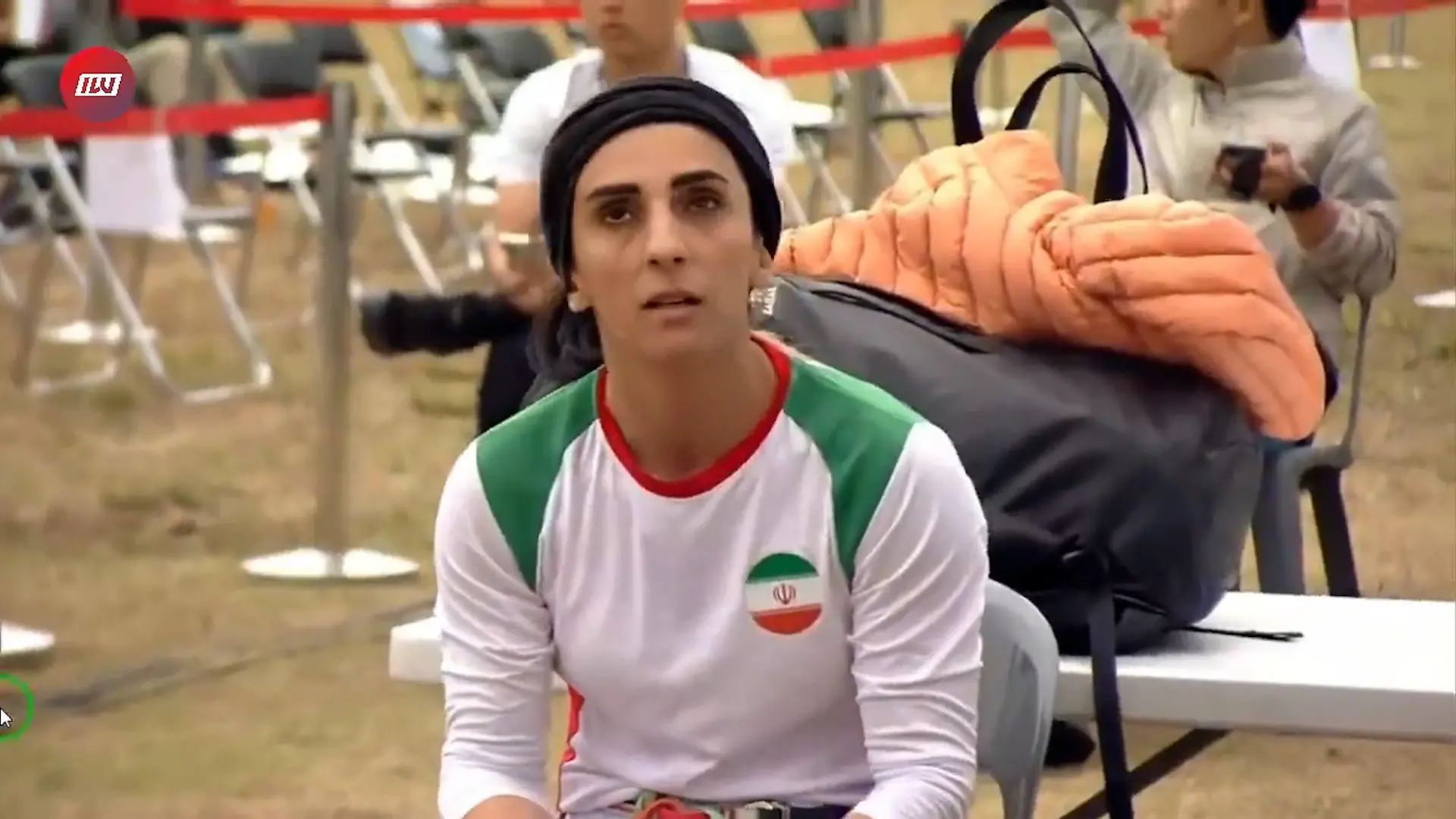 HANDOUT - 18.10.2022, Südkorea, Seoul: Die am 18. Oktober 2022 von der iranischen Sportnachrichtenseite iwsports.ir zur Verfügung gestellten Videostandbilder zeigen die iranische Klettersportlerin Elnas Rekabi, die im Finale der Asienmeisterschaft das für iranische Sportlerinnen obligatorische Kopftuch abgenommen hat. Weltweit sorgen sich Menschen um die iranische Klettersportlerin Elnas Rekabi, die mit dem Ablegen ihres Kopftuchs für Wirbel gesorgt hatte. Die 33-Jährige soll sich auf dem Weg zurück von Südkorea in ihr Heimatland befinden - ihr Verbleib war am Dienstag aber zunächst unklar. Zuvor war Rekabi für ihre Aktion von Iranerinnen und Iranern bejubelt worden, die ihre Aktion als Solidarität mit den systemkritischen Protesten im Iran betrachten. Foto: -/iwsports.ir/dpa - ACHTUNG: Nur zur redaktionellen Verwendung und nur mit vollständiger Nennung des vorstehenden Credits +++ dpa-Bildfunk +++