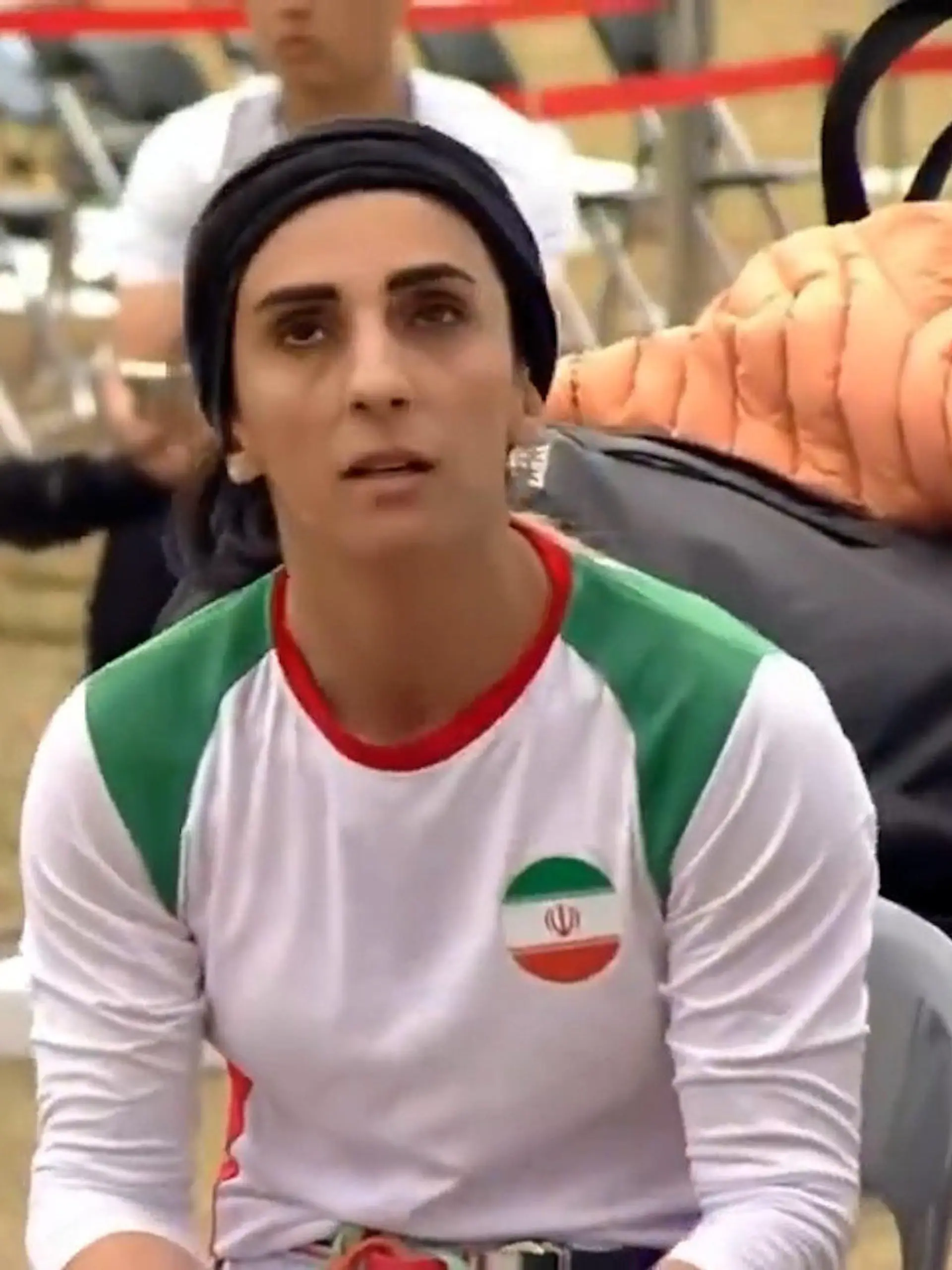 HANDOUT - 18.10.2022, Südkorea, Seoul: Die am 18. Oktober 2022 von der iranischen Sportnachrichtenseite iwsports.ir zur Verfügung gestellten Videostandbilder zeigen die iranische Klettersportlerin Elnas Rekabi, die im Finale der Asienmeisterschaft das für iranische Sportlerinnen obligatorische Kopftuch abgenommen hat. Weltweit sorgen sich Menschen um die iranische Klettersportlerin Elnas Rekabi, die mit dem Ablegen ihres Kopftuchs für Wirbel gesorgt hatte. Die 33-Jährige soll sich auf dem Weg zurück von Südkorea in ihr Heimatland befinden - ihr Verbleib war am Dienstag aber zunächst unklar. Zuvor war Rekabi für ihre Aktion von Iranerinnen und Iranern bejubelt worden, die ihre Aktion als Solidarität mit den systemkritischen Protesten im Iran betrachten. Foto: -/iwsports.ir/dpa - ACHTUNG: Nur zur redaktionellen Verwendung und nur mit vollständiger Nennung des vorstehenden Credits +++ dpa-Bildfunk +++
