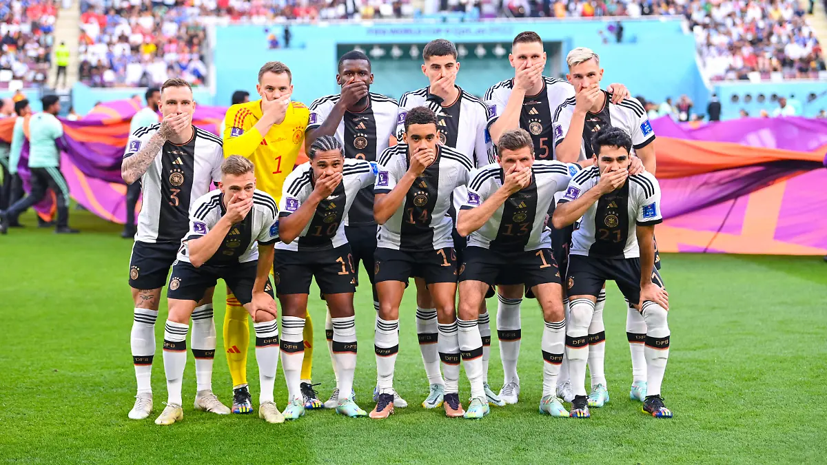 FUSSBALL WM 2022 VORRUNDE GRUPPE C Deutschland - Japan 23.11.2022 Binden-Skandal, Kampagne One Love Das deutsche Team haelt sich aus Protest beim Teamfoto den Mund zu: David Raum, Torwart Manuel Neuer, Antonio Ruediger, Kai Havertz, Niklas Suele, Nico Schlotterbeck hinten vlnr, Joshua Kimmich, Serge Gnabry, Jamal Musiala, Thomas Mueller, Ilkay Guendogan vorne vlnr *** FUSSBALL WM 2022 VORRUNDE GRUPPE C Deutschland Japan 23 11 2022 Binden Skandal, Kampagne One Love The German team holds its mouth in protest at the team photo David Raum, goalkeeper Manuel Neuer, Antonio Ruediger, Kai Havertz, Niklas Suele, Nico Schlotterbeck back vlnr , Joshua Kimmich, Serge Gnabry, Jamal Musiala, Thomas Mueller, Ilkay Guendogan front vlnr