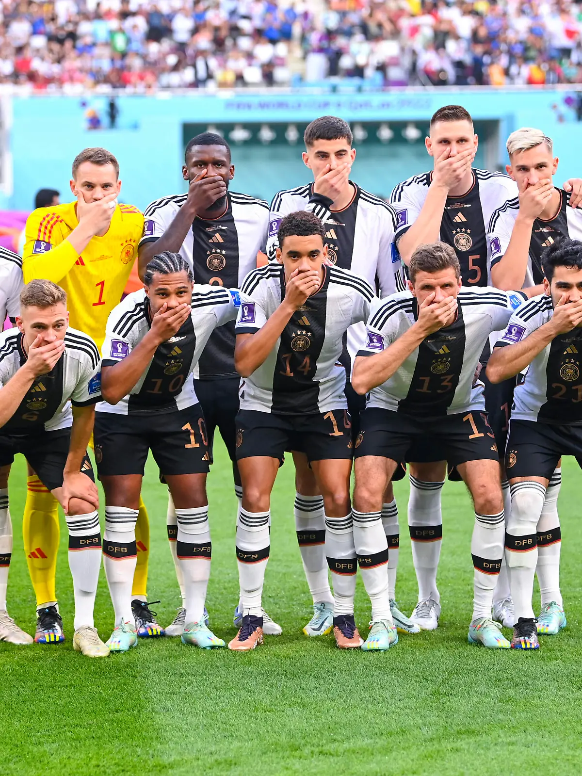  FUSSBALL WM 2022 VORRUNDE GRUPPE C Deutschland - Japan 23.11.2022 Binden-Skandal, Kampagne One Love Das deutsche Team haelt sich aus Protest beim Teamfoto den Mund zu: David Raum, Torwart Manuel Neuer, Antonio Ruediger, Kai Havertz, Niklas Suele, Nico Schlotterbeck hinten vlnr, Joshua Kimmich, Serge Gnabry, Jamal Musiala, Thomas Mueller, Ilkay Guendogan vorne vlnr *** FUSSBALL WM 2022 VORRUNDE GRUPPE C Deutschland Japan 23 11 2022 Binden Skandal, Kampagne One Love The German team holds its mouth in protest at the team photo David Raum, goalkeeper Manuel Neuer, Antonio Ruediger, Kai Havertz, Niklas Suele, Nico Schlotterbeck back vlnr , Joshua Kimmich, Serge Gnabry, Jamal Musiala, Thomas Mueller, Ilkay Guendogan front vlnr