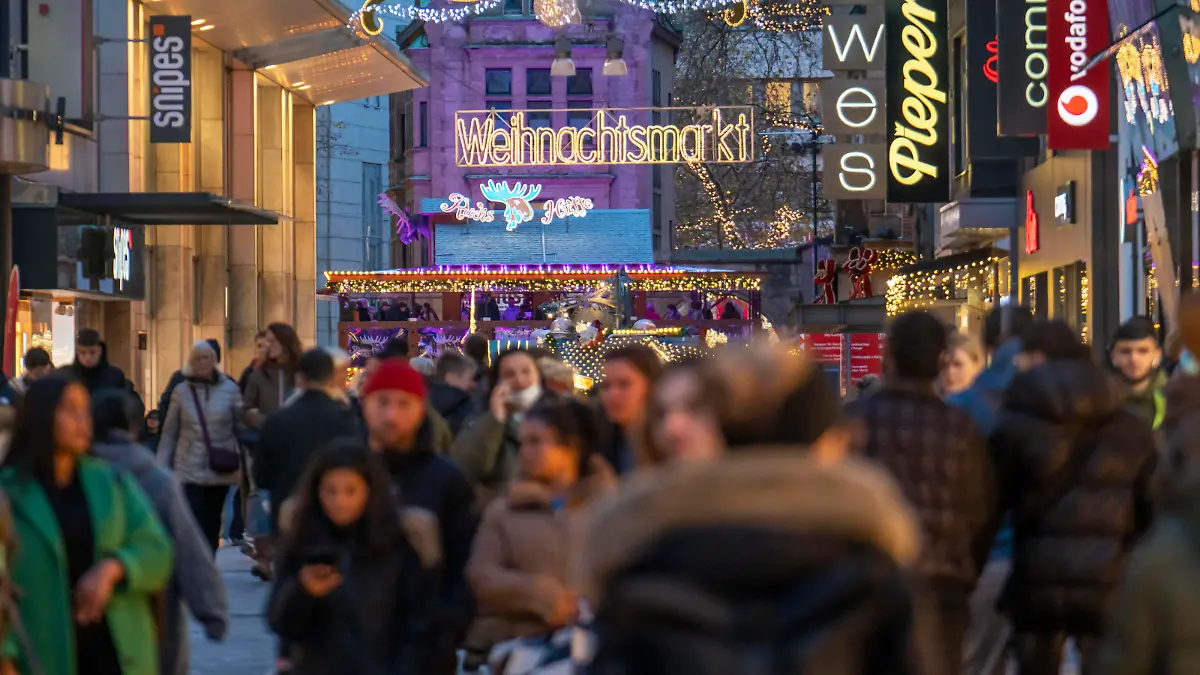 Vorweihnachtszeit in Dortmund, Fussgängerzone, Einkaufsstraße Westenhellweg, viele Menschen gehen einkaufen, NRW, Deutschland, Weihnachten Fussgängerzone *** Pre-Christmas season in Dortmund, pedestrian zone, shopping street Westenhellweg, many people go shopping, NRW, Germany, Christmas pedestrian zone