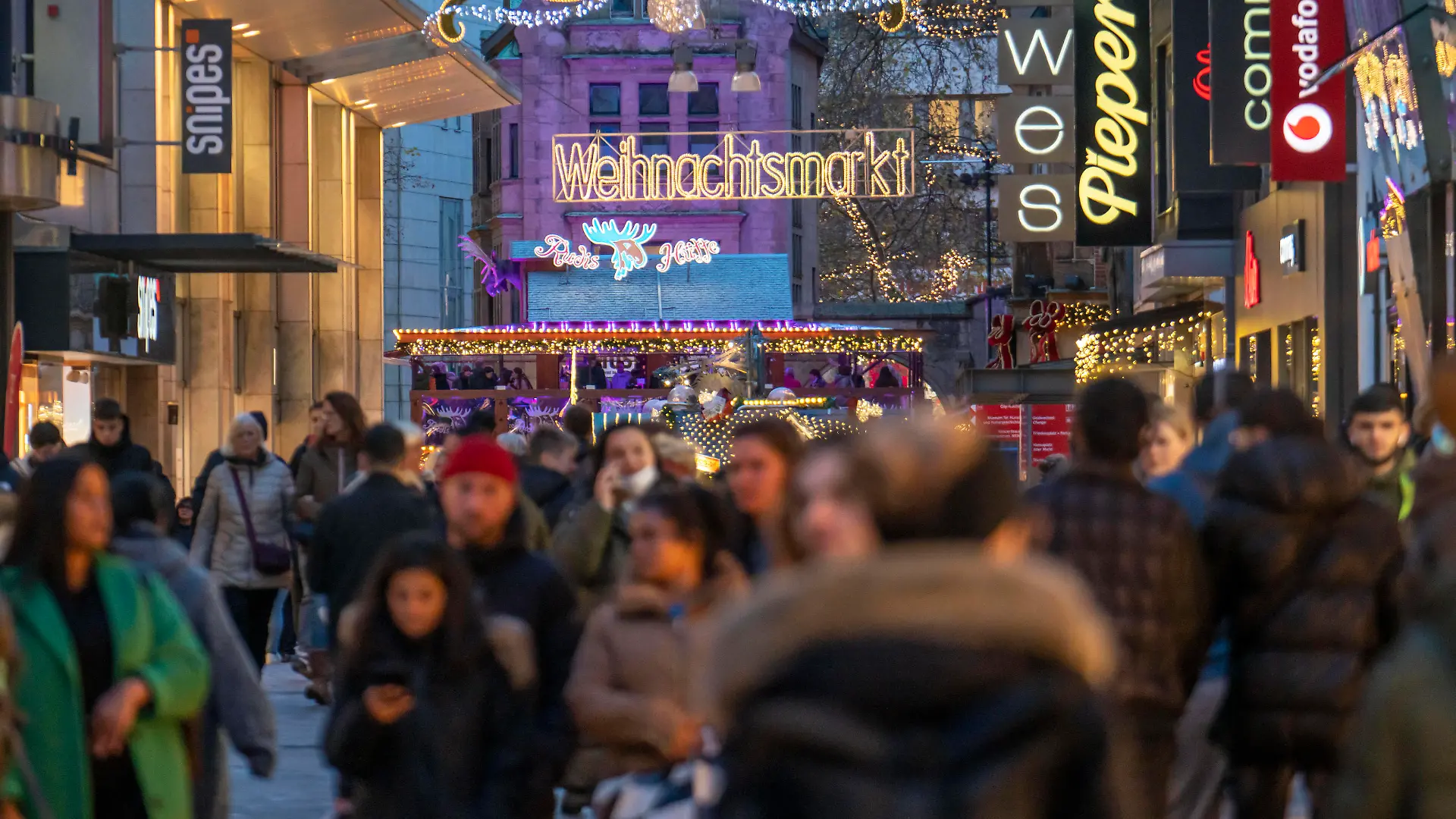 Vorweihnachtszeit in Dortmund, Fussgängerzone, Einkaufsstraße Westenhellweg, viele Menschen gehen einkaufen, NRW, Deutschland, Weihnachten Fussgängerzone *** Pre-Christmas season in Dortmund, pedestrian zone, shopping street Westenhellweg, many people go shopping, NRW, Germany, Christmas pedestrian zone