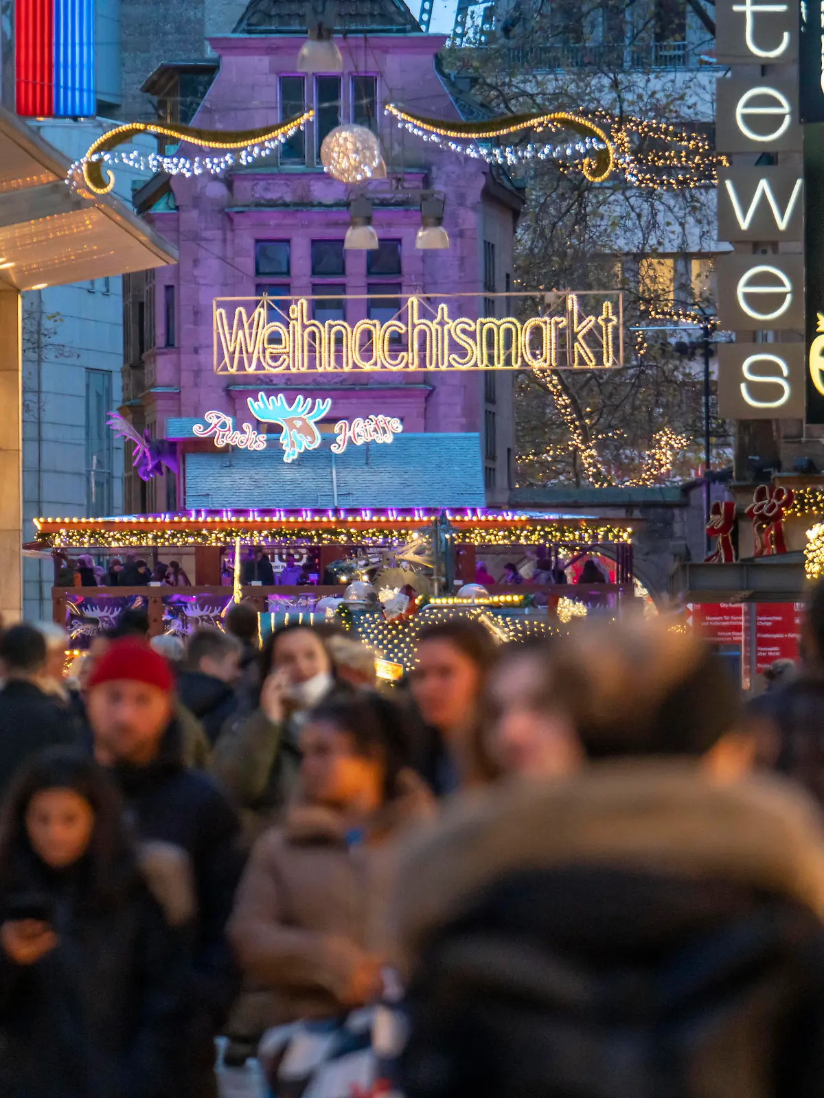  Vorweihnachtszeit in Dortmund, Fussgängerzone, Einkaufsstraße Westenhellweg, viele Menschen gehen einkaufen, NRW, Deutschland, Weihnachten Fussgängerzone *** Pre-Christmas season in Dortmund, pedestrian zone, shopping street Westenhellweg, many people go shopping, NRW, Germany, Christmas pedestrian zone