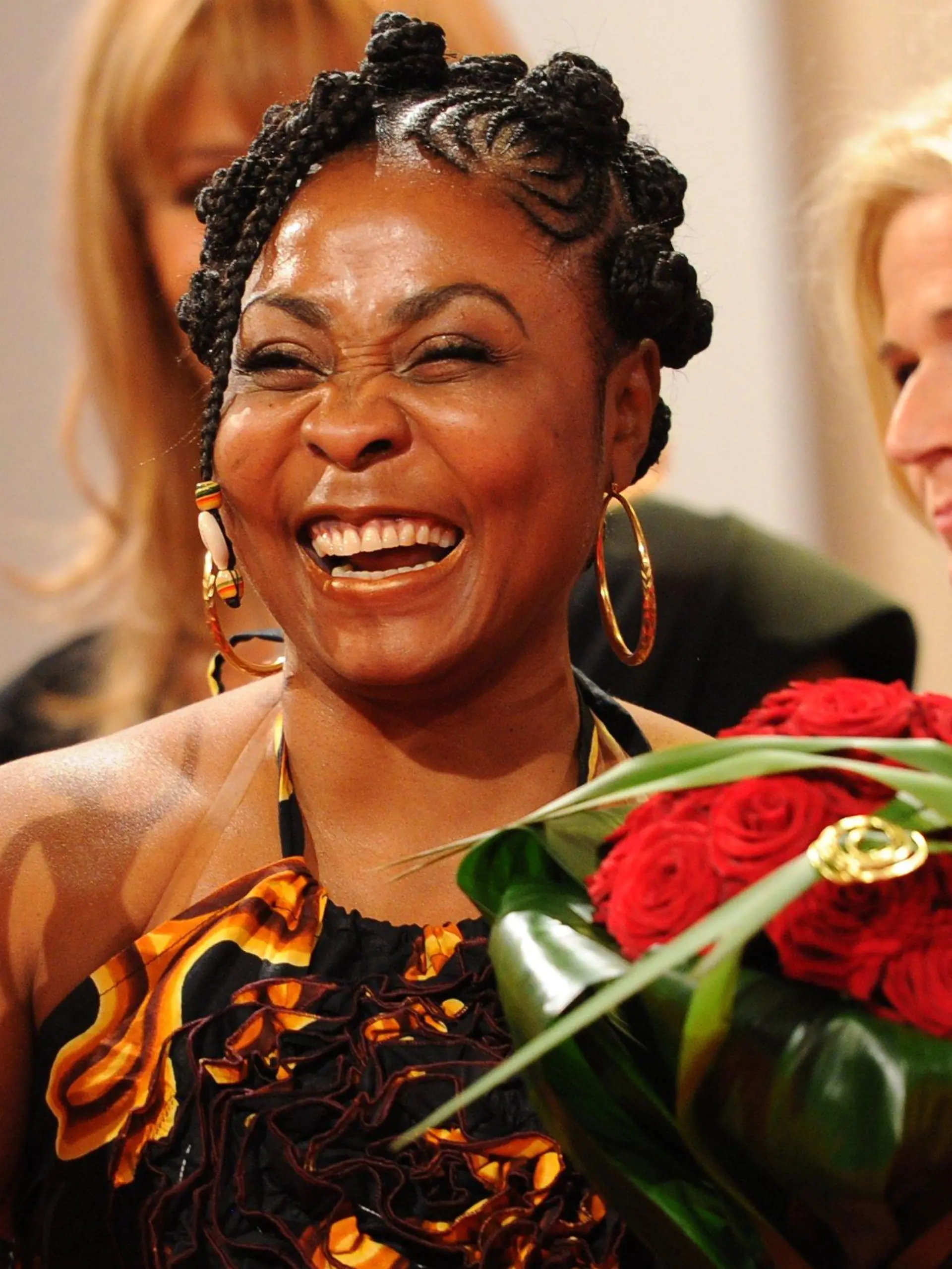 Die Preisträgerin Harriet Bruce-Annan vom Verein "African Angel" freut sich am Donnerstag (31.03.2011) in Berlin bei der Verleihung der "Goldenen Bild der Frau" im Axel-Springer-Haus über ihre Auszeichnung. Sie sparte das Trinkgeld, das sie als Toilettenfrau erhielt. Ihr Verein ermöglicht Slum-Kindern eine Ausbildung. Die Zeitschrift "Bild der Frau" zeichnet Persönlichkeiten aus, die mit Kompetenz und Leidenschaft für ihre sozialen Projekte kämpfen. Foto: Jens Kalaene dpa/lbn +++(c) dpa - Bildfunk+++