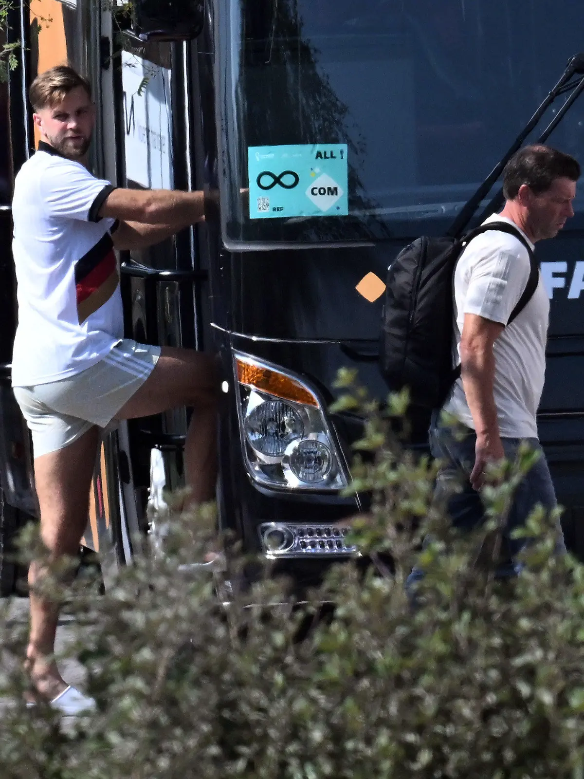 02.12.2022, Katar, Doha: Fußball, WM in Katar, Deutschland, Nationalmannschaft, Abreise DFB, Deutschlands Niclas Füllkrug steigt in den Mannschaftsbus. Nach dem Aus in der Vorrunde reist das Team zurück nach Deutschland. Foto: Federico Gambarini/dpa +++ dpa-Bildfunk +++