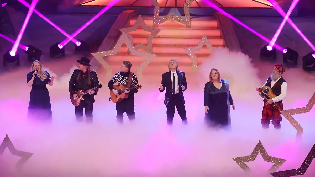 24.11.2022, Thüringen, Suhl: The Kelly Family tritt bei der Aufzeichnung der ARD Sendung "Das Adventsfest der 100 000 Lichter" auf. Die Sendung wurde am 24.11.202 im Congress Center aufgezeichnet und am 02.12.2022 in der ARD ausgestrahlt. Foto: Bodo Schackow/dpa +++ dpa-Bildfunk +++