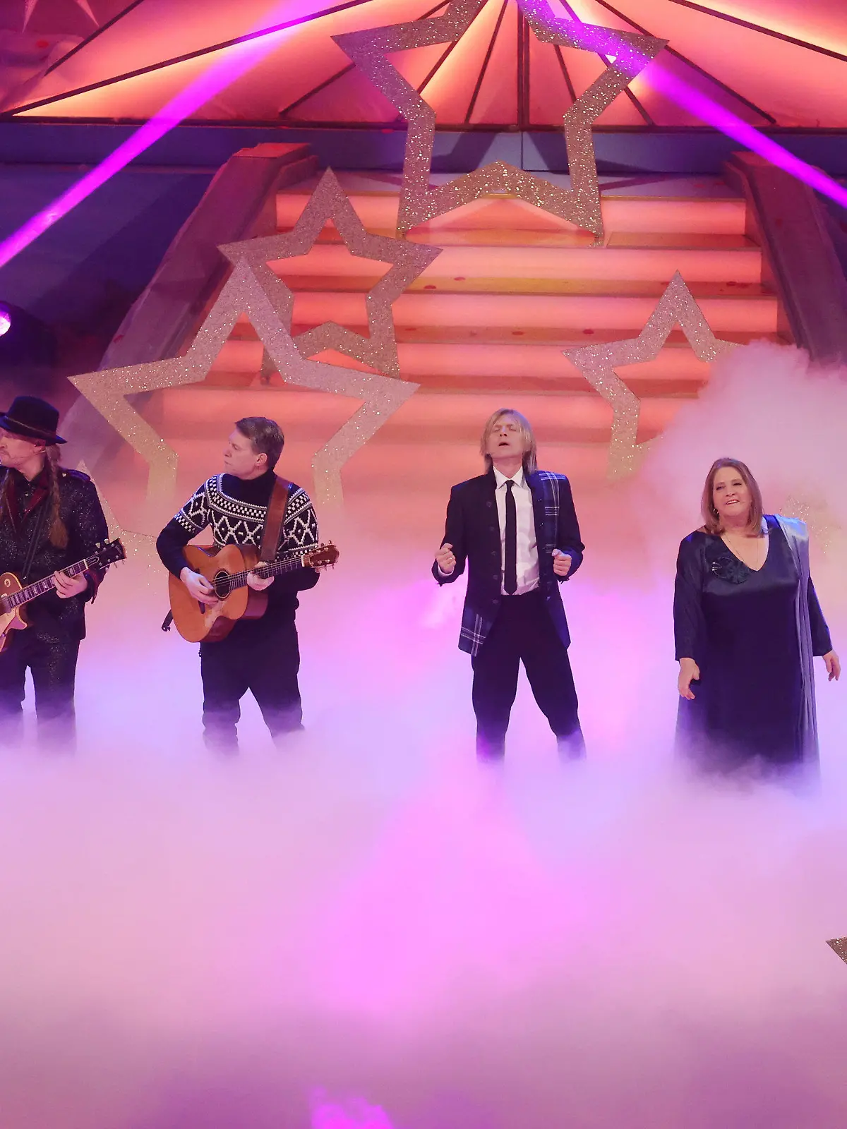 24.11.2022, Thüringen, Suhl: The Kelly Family tritt bei der Aufzeichnung der ARD Sendung "Das Adventsfest der 100 000 Lichter" auf. Die Sendung wurde am 24.11.202 im Congress Center aufgezeichnet und am 02.12.2022 in der ARD ausgestrahlt. Foto: Bodo Schackow/dpa +++ dpa-Bildfunk +++