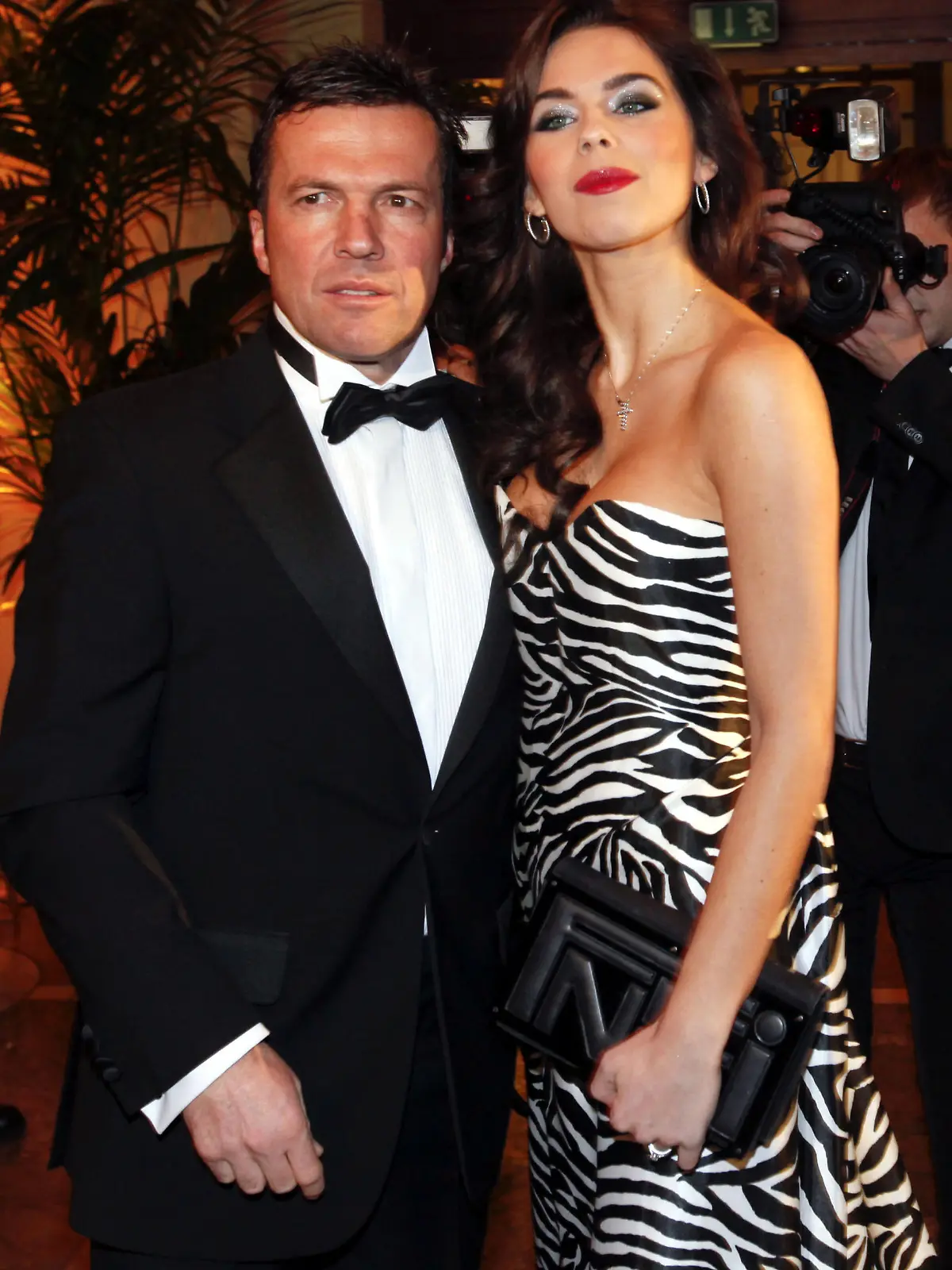 ARCHIV - Der frühere Fußball-Nationalspieler Lothar Matthäus und seine Frau Liliana kommen am 07.11.2009 zum Sportlerball in die Alte Oper in Frankfurt. Die vierte Ehe von Matthäus (48) steht möglicherweise nach nur einem Jahr vor dem Aus. Silvester und damit den ersten Hochzeitstag verbrachte das Paar getrennt: Lothar in Moskau, Frau Liliana (22) im österreichischen Skiort Kitzbühel .Foto: Frank Rumpenhorst dpa (zu dpa 0083 vom 02.01.2010)  +++(c) dpa - Bildfunk+++