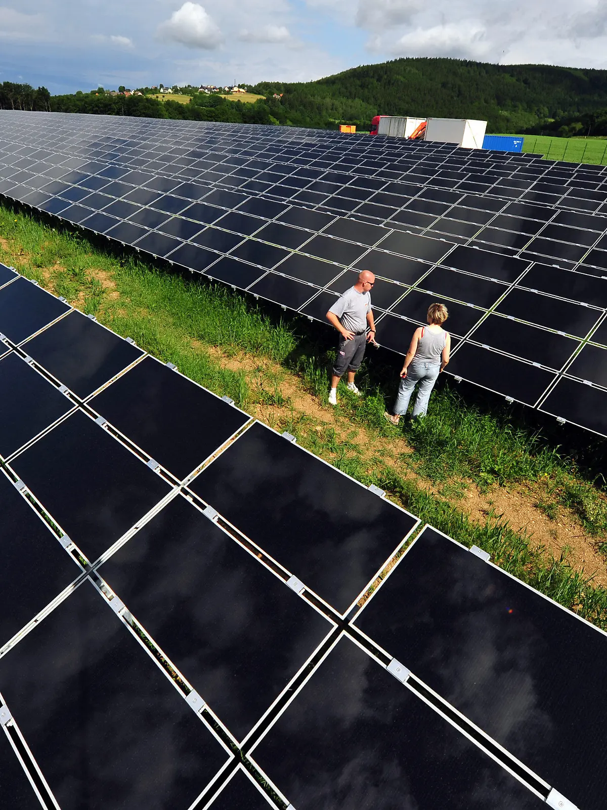 ARCHIV - Blick auf die Photovoltaikanlage nahe der kleinen Thüringer Ortschaft Mengersgereuth-Hämmern im Landkreis Sonneberg (Archivbild vom 11.06.2010).  Die von allen Stromverbrauchern zu zahlendeÖkostrom-Umlage steigt 2011 um rund 70 Prozent auf 3,530 Cent. Das teilten die vier deutschen Übertragungsnetzbetreiber am Freitag (15.10.2010)offiziell mit. Grund ist vor allem der massive Zubau im Bereich der Solarenergie. Für eine vierköpfige Familie mit einem Jahresverbrauchvon 4000 Kilowattstunden Strom könnten dadurch Mehrkosten von rund 70 Euro pro Jahr anfallen.Foto: Stefan Thomas dpa (zu dpa 0146 vom 15.10.2010)  +++(c) dpa - Bildfunk+++