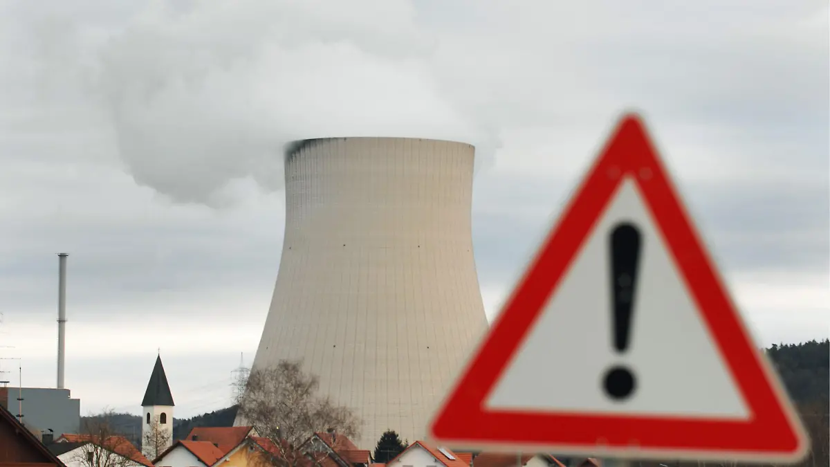 ARCHIV - Ein Warnschild steht vor dem Kühlturm des Atomkraftwerkes Isar 1 und 2 nahe Essenbach (Niederbayern), aufgenommen am 19.01.2008. Bundeskanzlerin Angela Merkel hat sich am Dienstag (15.03.2011) mit den Bundesländern darauf verständigt, dass die sieben vor 1980 gebauten deutschen Kernkraftwerke vorübergehend abgeschaltet werden. Die vorübergehende Abschaltung betrifft die AKW Neckarwestheim I, Philippsburg I (Baden-Württemberg), Biblis A und B (Hessen), Isar I (München), Unterweser (Niedersachsen) und das ohnehin stillstehende AKW Brunsbüttel (Schleswig-Holstein). Die deutschen Atommeiler lieferten zuletzt rund 23 Prozent des Stroms. Foto: Armin Weigel dpa/lby +++(c) dpa - Bildfunk+++