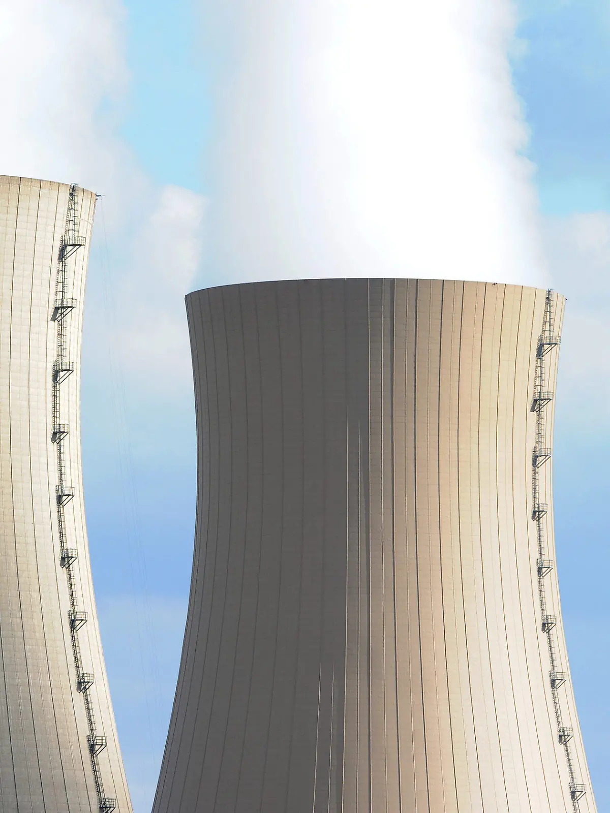 Blick auf die Kühltürme des vom Energiekonzern E.ON gemeinsam mit den Stadtwerken Bielefeld betriebene Atomkraftwerk Grohnde, aufgenommen am Sonntag (20.03.2011) in Emmerthal bei Hameln. 1984 gebaut, ist das Kraftwerk laut niedersächsischem Umweltministerium auch auf Erdbeben gut vorbereitet. Auch die Stromversorgung in Notfällen sei kein Problem. Jedes Kraftwerk verfüge über vier mit Diesel betriebene Notstromaggregate, die theoretisch bis zu 72 Stunden Strom zur Kühlung liefern könnten. Atomkraftgegner fordern die Abschaltung des Kernkraftwerks Grohnde. Foto: Caroline Seidel dpa/lni  +++(c) dpa - Bildfunk+++