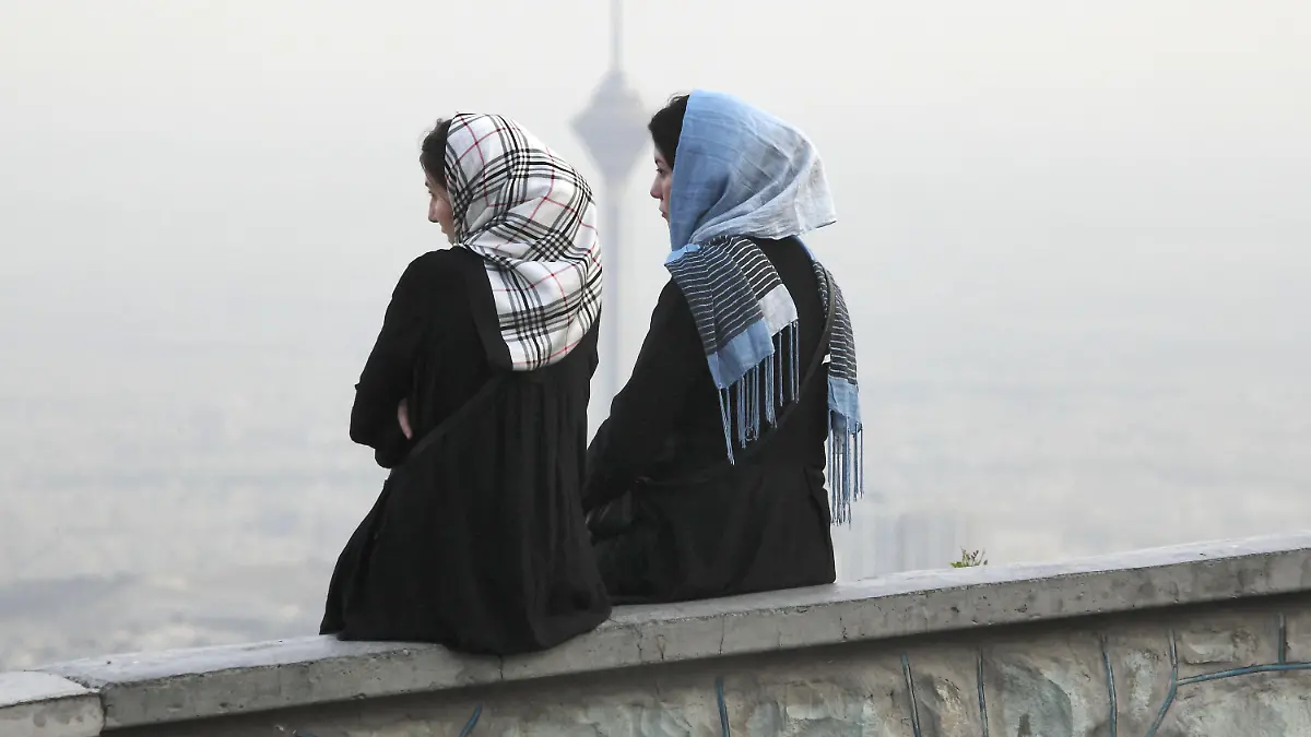 Teheran, Iran,28.07.2012 JE - Zwei junge iranische Frauen unterhalten sich in Teheran, Milad Tower im Hintergrund. | Verwendung weltweit