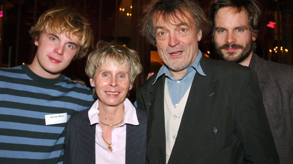 ARCHIV - Die Schauspielerfamilie Mues mit Sohn Woody (l-r), Mutter Sybille (einzige Nicht-Schauspielerin), Vater Dietmar und Sohn Wanja Mues kommt am 18.01.2007 in Hamburg im Schmidt's Tivoli auf der Reeperbahn zur «Come Together Party 2007» der Hamburger Filmförderung. Der 65-Jährige Mues und seine Frau wurden am Samstag (12.03.2011) bei einem schweren Verkehrsunfall in Hamburg getötet. Foto: Wolfgang Langenstrassen dpa/lno (zu dpa 0832 vom 13.03.2011) +++(c) dpa - Bildfunk+++