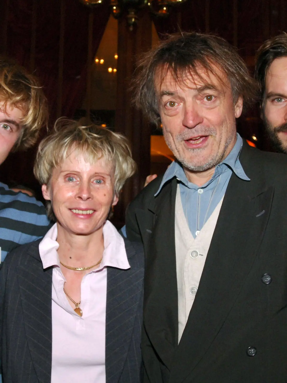 ARCHIV - Die Schauspielerfamilie Mues mit Sohn Woody (l-r), Mutter Sybille (einzige Nicht-Schauspielerin), Vater Dietmar und Sohn Wanja Mues kommt am 18.01.2007 in Hamburg im Schmidt's Tivoli auf der Reeperbahn zur «Come Together Party 2007» der Hamburger Filmförderung. Der 65-Jährige Mues und seine Frau wurden am Samstag (12.03.2011) bei einem schweren Verkehrsunfall in Hamburg getötet. Foto: Wolfgang Langenstrassen dpa/lno (zu dpa 0832 vom 13.03.2011)  +++(c) dpa - Bildfunk+++