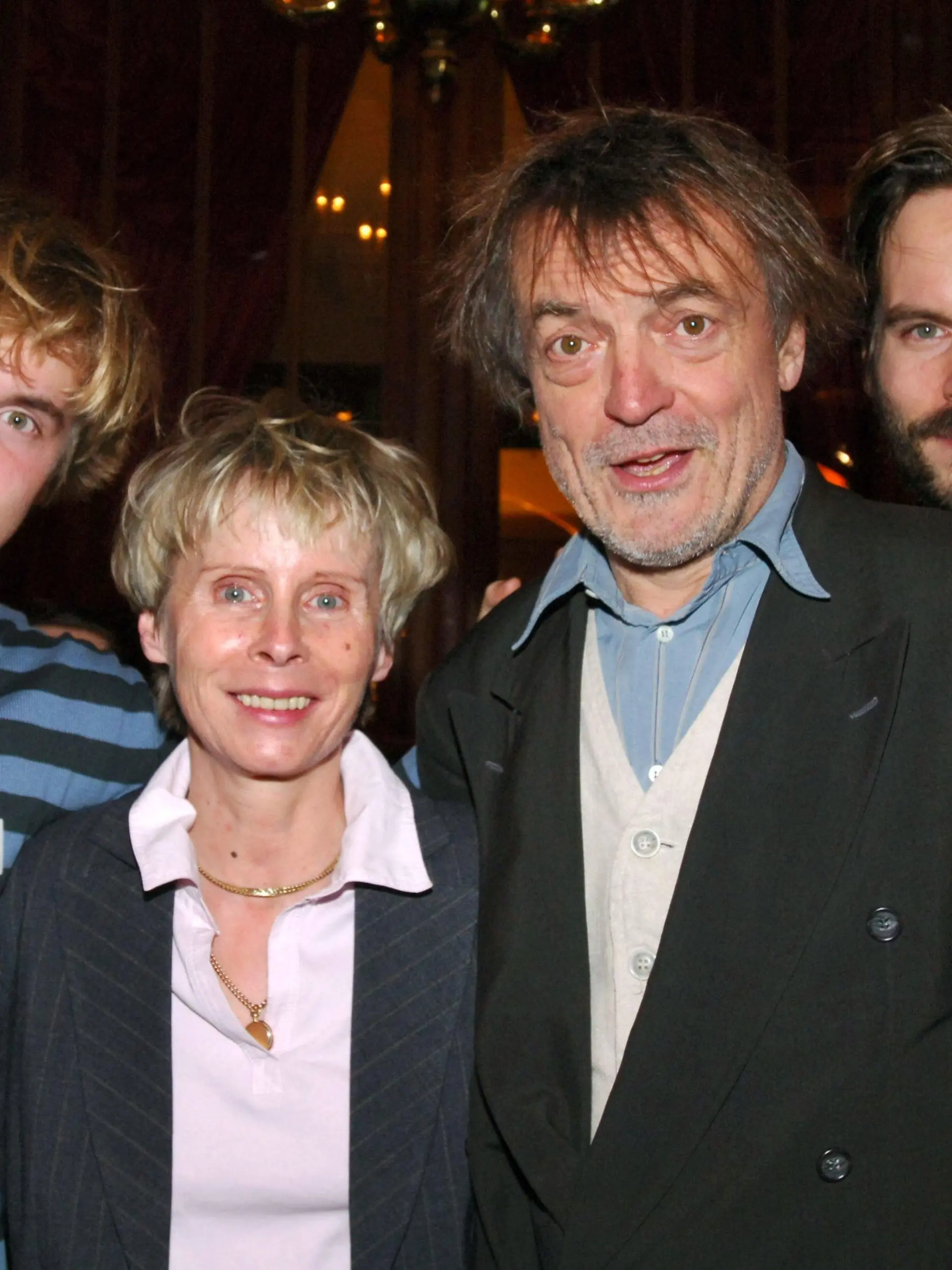 ARCHIV - Die Schauspielerfamilie Mues mit Sohn Woody (l-r), Mutter Sybille (einzige Nicht-Schauspielerin), Vater Dietmar und Sohn Wanja Mues kommt am 18.01.2007 in Hamburg im Schmidt's Tivoli auf der Reeperbahn zur «Come Together Party 2007» der Hamburger Filmförderung. Der 65-Jährige Mues und seine Frau wurden am Samstag (12.03.2011) bei einem schweren Verkehrsunfall in Hamburg getötet. Foto: Wolfgang Langenstrassen dpa/lno (zu dpa 0832 vom 13.03.2011)  +++(c) dpa - Bildfunk+++
