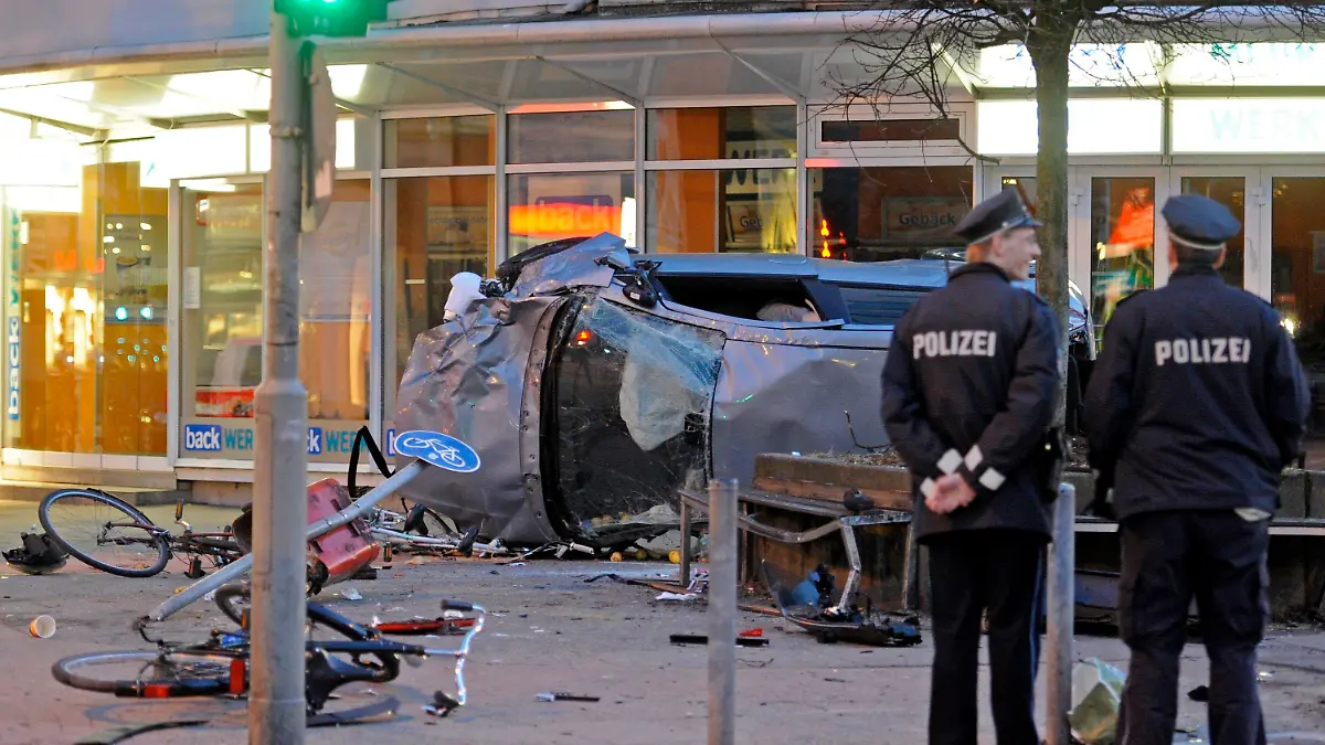 Ein Pkw liegt am Samstag (12.03.2011) auf einem Fußweg im Stadtteil Eppendorf in Hamburg. Der Wagen war nach einem Zusammenstoß auf den Fußweg geschleudert worden. Bei dem Unfall starben drei unbeteiligte Menschen, neun weitere wurden verletzt. Foto: Fabian Bimmer dpa/lno (zu dpa 0997 vom 12.03.2011) +++(c) dpa - Bildfunk+++