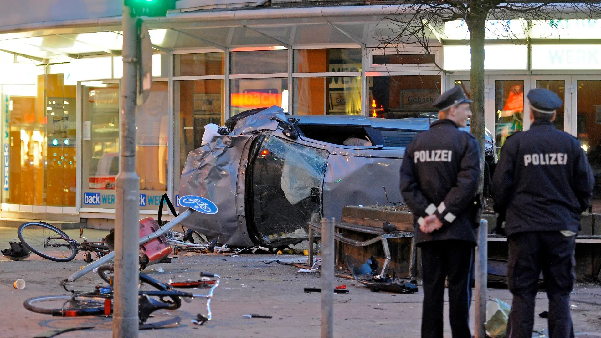 Ein Pkw  liegt am Samstag (12.03.2011) auf einem Fußweg im Stadtteil Eppendorf in Hamburg. Der Wagen war nach einem Zusammenstoß auf den Fußweg geschleudert worden. Bei dem Unfall starben drei unbeteiligte Menschen, neun weitere wurden verletzt. Foto: Fabian Bimmer dpa/lno (zu dpa 0997 vom 12.03.2011)  +++(c) dpa - Bildfunk+++