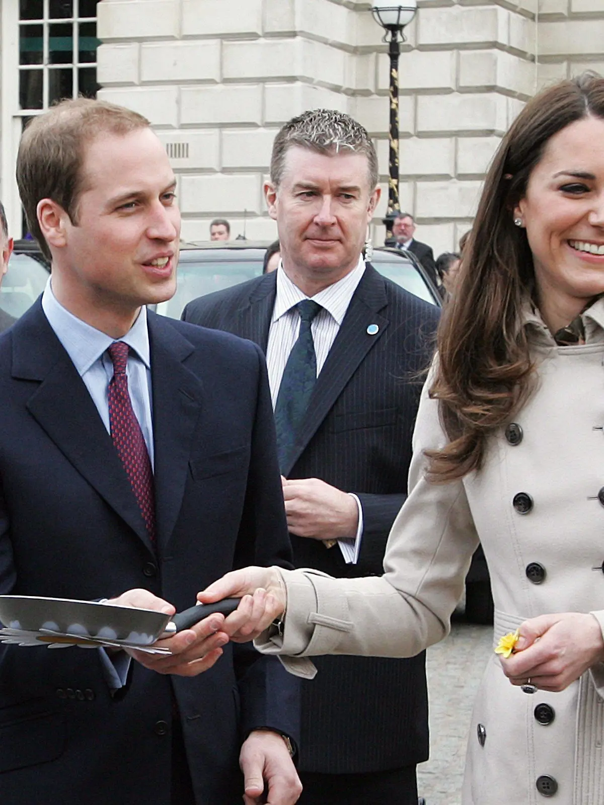 epa02621729 Britain's Prince William (3L) and his bride-to-be Kate Middleton (R), jokes over who should toss the pancake during a walk about outside Belfast's City Hall, Northen Ireland, Britain, 08 March 2011. Prince William and Kate Middleton are due to get married in London, Britain on 29 April 2011. EPA/PAUL MCERLANE  +++(c) dpa - Bildfunk+++