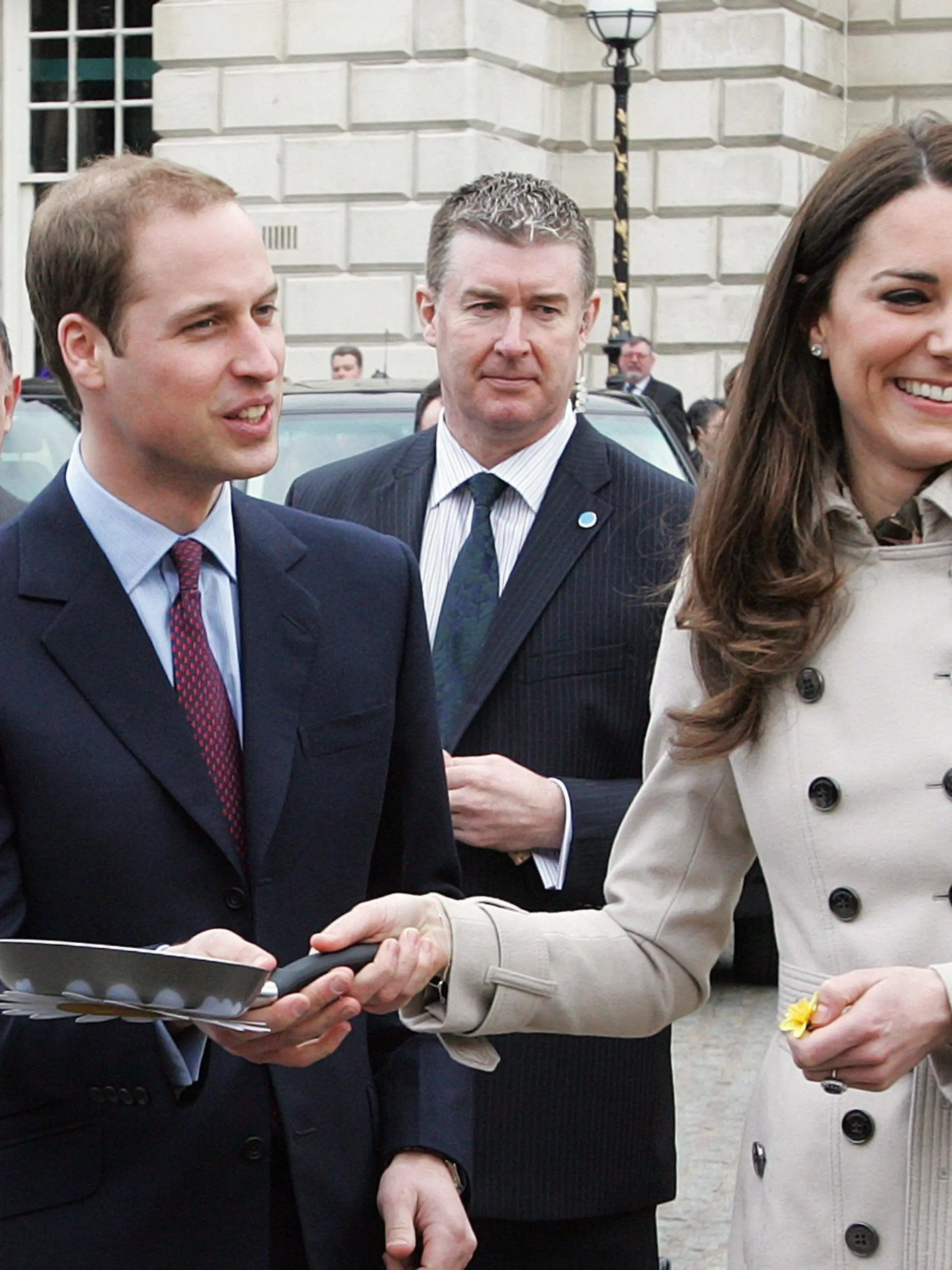 epa02621729 Britain's Prince William (3L) and his bride-to-be Kate Middleton (R), jokes over who should toss the pancake during a walk about outside Belfast's City Hall, Northen Ireland, Britain, 08 March 2011. Prince William and Kate Middleton are due to get married in London, Britain on 29 April 2011. EPA/PAUL MCERLANE  +++(c) dpa - Bildfunk+++