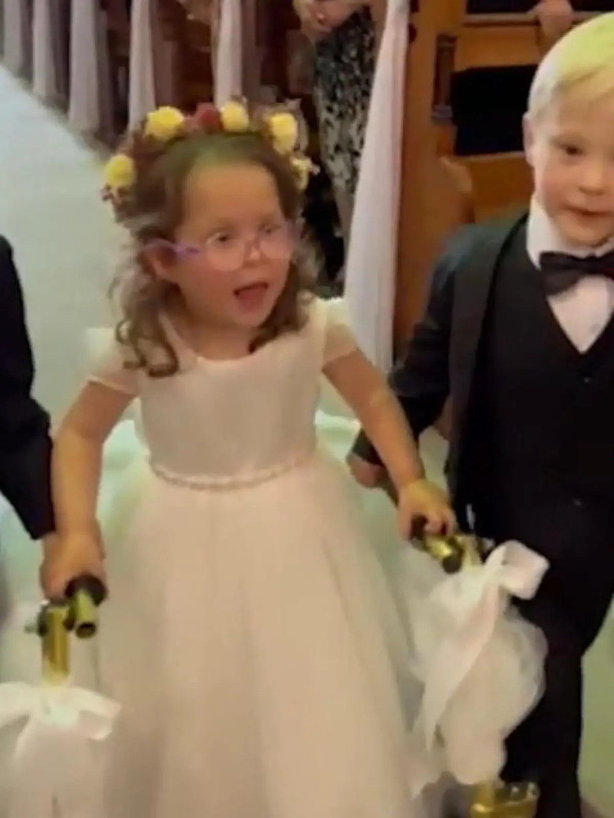 Ruby Cochrane ist drei Jahre alt und kann nicht richtig gehen. Sie hat Zerebralparese, eine Krankheit, bei der Betroffene Bewegungsstörungen haben. Bei der Hochzeit ihrer Tante läuft Ruby aber als Blumenmädchen zum Altar.