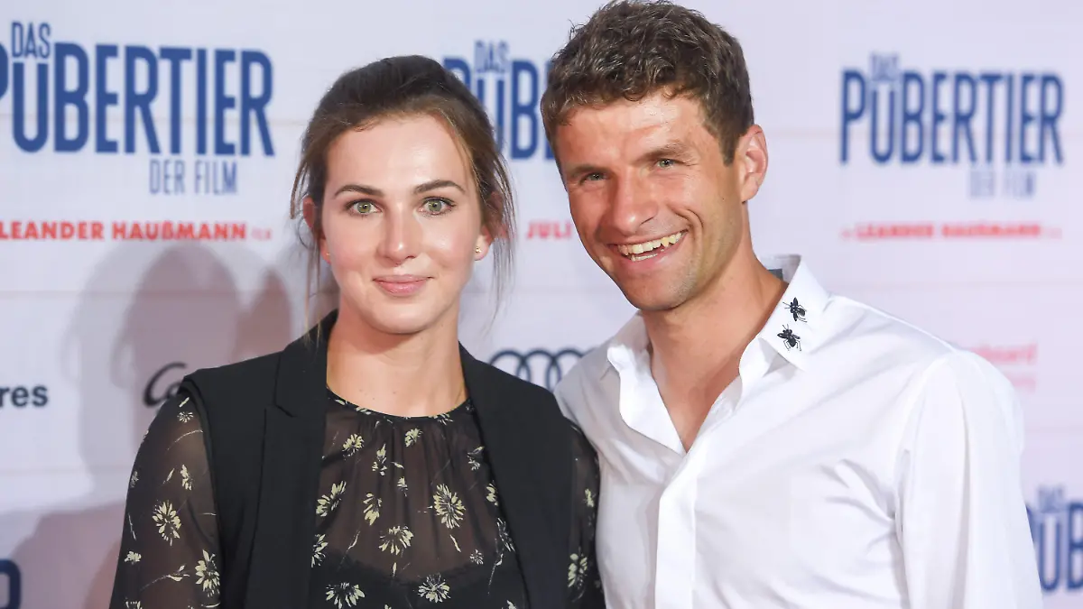 ARCHIV - 03.07.2017, Bayern, München: Der Fußballprofi Thomas Müller und seine Frau Lisa kommen am 04.07.2017 in München (Bayern) zur Premiere des Kinofilms "Das Pubertier". Der Film kommt am 06.07.2017 in die deutschen Kinos. Foto\ Tobias Hase/dpa (zu dpa: «Gespräch im Hause Müller - Kandidaten für EM 2024 gesucht») Foto: Tobias Hase/dpa +++ dpa-Bildfunk +++