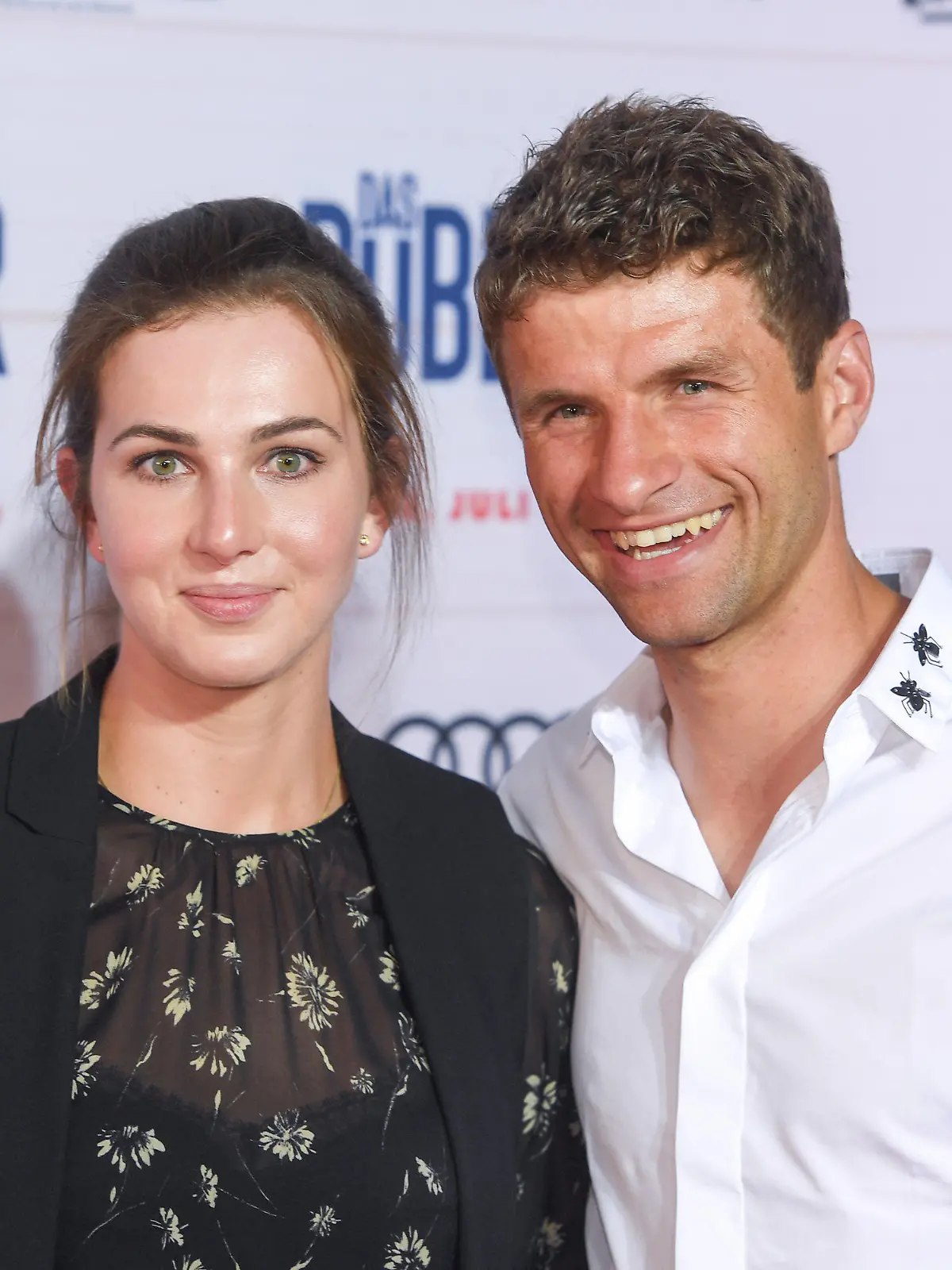 ARCHIV - 03.07.2017, Bayern, München: Der Fußballprofi Thomas Müller und seine Frau Lisa kommen am 04.07.2017 in München (Bayern) zur Premiere des Kinofilms "Das Pubertier". Der Film kommt am 06.07.2017 in die deutschen Kinos. Foto\ Tobias Hase/dpa (zu dpa: «Gespräch im Hause Müller - Kandidaten für EM 2024 gesucht») Foto: Tobias Hase/dpa +++ dpa-Bildfunk +++