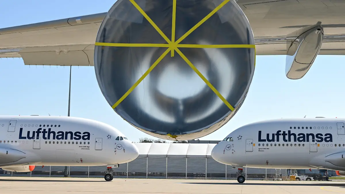 ARCHIV - 23.03.2020, Hessen, Frankfurt/Main: Zwei Airbus A380-800 der Lufthansa stehen auf dem Gelände der Lufthansa Technik am Frankfurter Flughafen neben einem A380, bei dem ein Triebwerk ausgebaut wurde. (zu dpa «Hagelschaden: Lufthansa muss Außenhaut-Teile von A380 tauschen») Foto: Arne Dedert/dpa Pool/dpa +++ dpa-Bildfunk +++
