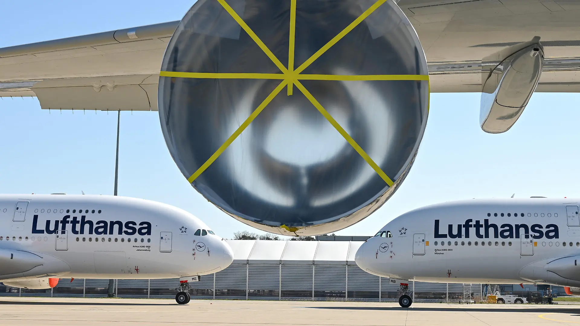 ARCHIV - 23.03.2020, Hessen, Frankfurt/Main: Zwei Airbus A380-800 der Lufthansa stehen auf dem Gelände der Lufthansa Technik am Frankfurter Flughafen neben einem A380, bei dem ein Triebwerk ausgebaut wurde. (zu dpa «Hagelschaden: Lufthansa muss Außenhaut-Teile von A380 tauschen») Foto: Arne Dedert/dpa Pool/dpa +++ dpa-Bildfunk +++