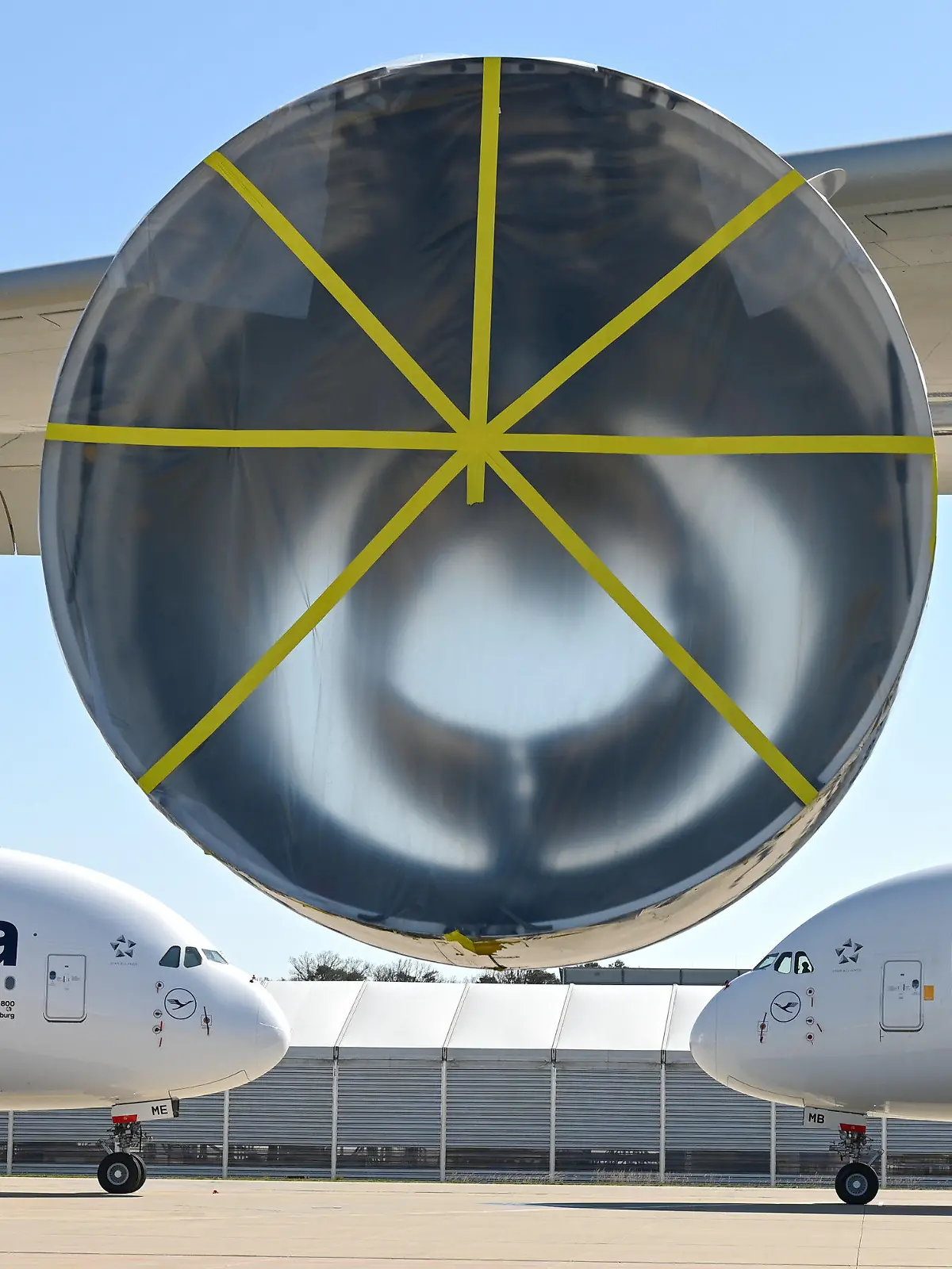 ARCHIV - 23.03.2020, Hessen, Frankfurt/Main: Zwei Airbus A380-800 der Lufthansa stehen auf dem Gelände der Lufthansa Technik am Frankfurter Flughafen neben einem A380, bei dem ein Triebwerk ausgebaut wurde. (zu dpa «Hagelschaden: Lufthansa muss Außenhaut-Teile von A380 tauschen») Foto: Arne Dedert/dpa Pool/dpa +++ dpa-Bildfunk +++