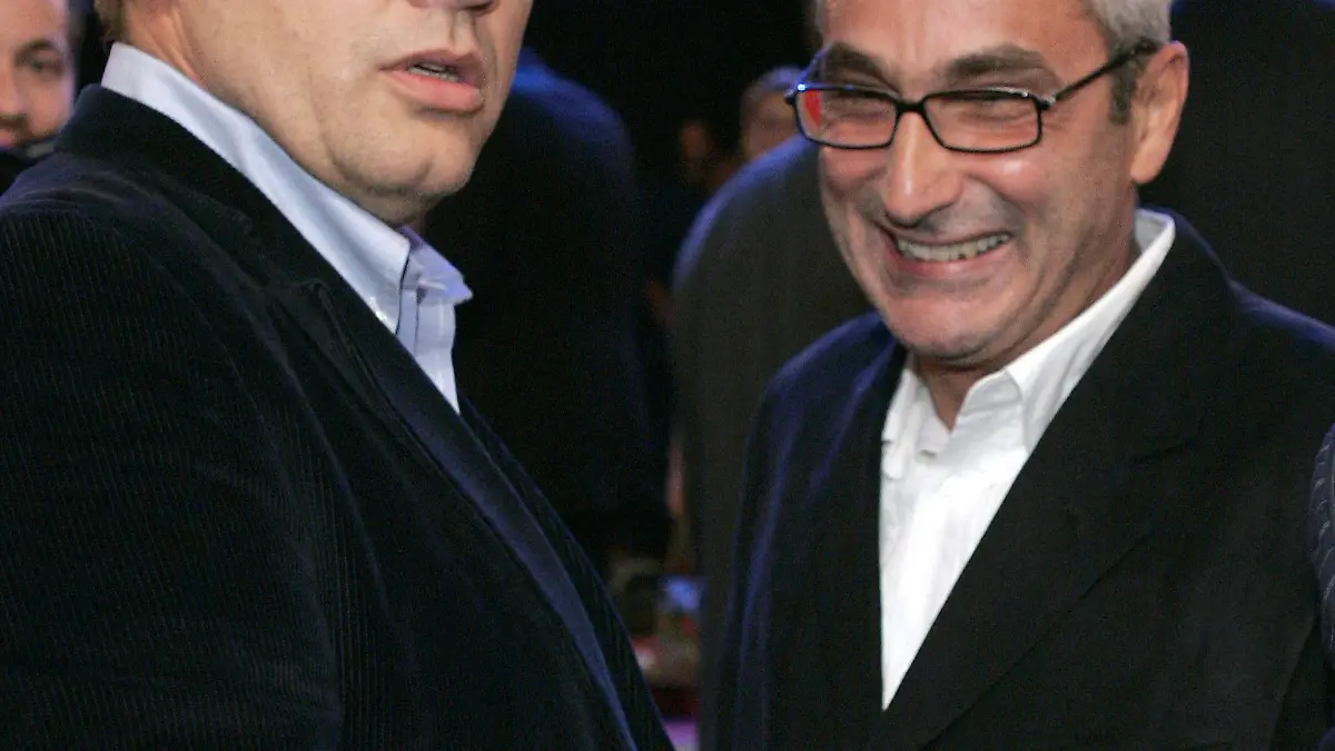 ARCHIV - Der Komiker Hape Kerkeling und sein Lebensgefährte Angelo Colagrossi nehmen am 10.10.2006 an der After-Show-Party des Deutschen Comedy-Preises in Köln teil. Kerkeling und sein langjähriger Lebensgefährte Angelo Colagrossi haben sich getrennt. «Wir waren 27 Jahre zusammen. Die Trennung war ein sehr schmerzhafter Prozess. Aber sie war nicht vermeidbar», sagte Kerkeling der «Bild am Sonntag». Foto: Jörg Carstensen dpa (zu dpa 0031 vom 06.03.2011)  +++(c) dpa - Bildfunk+++