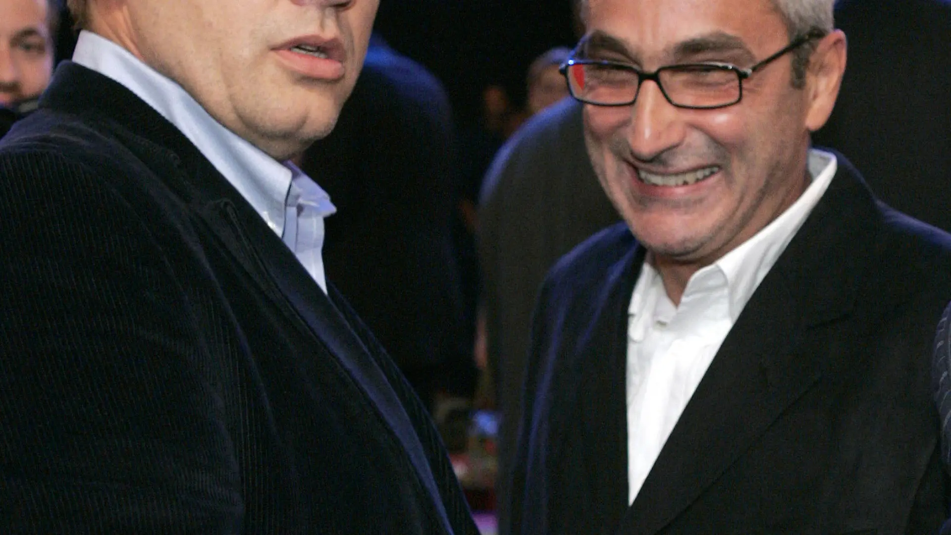 ARCHIV - Der Komiker Hape Kerkeling und sein Lebensgefährte Angelo Colagrossi nehmen am 10.10.2006 an der After-Show-Party des Deutschen Comedy-Preises in Köln teil. Kerkeling und sein langjähriger Lebensgefährte Angelo Colagrossi haben sich getrennt. «Wir waren 27 Jahre zusammen. Die Trennung war ein sehr schmerzhafter Prozess. Aber sie war nicht vermeidbar», sagte Kerkeling der «Bild am Sonntag». Foto: Jörg Carstensen dpa (zu dpa 0031 vom 06.03.2011) +++(c) dpa - Bildfunk+++