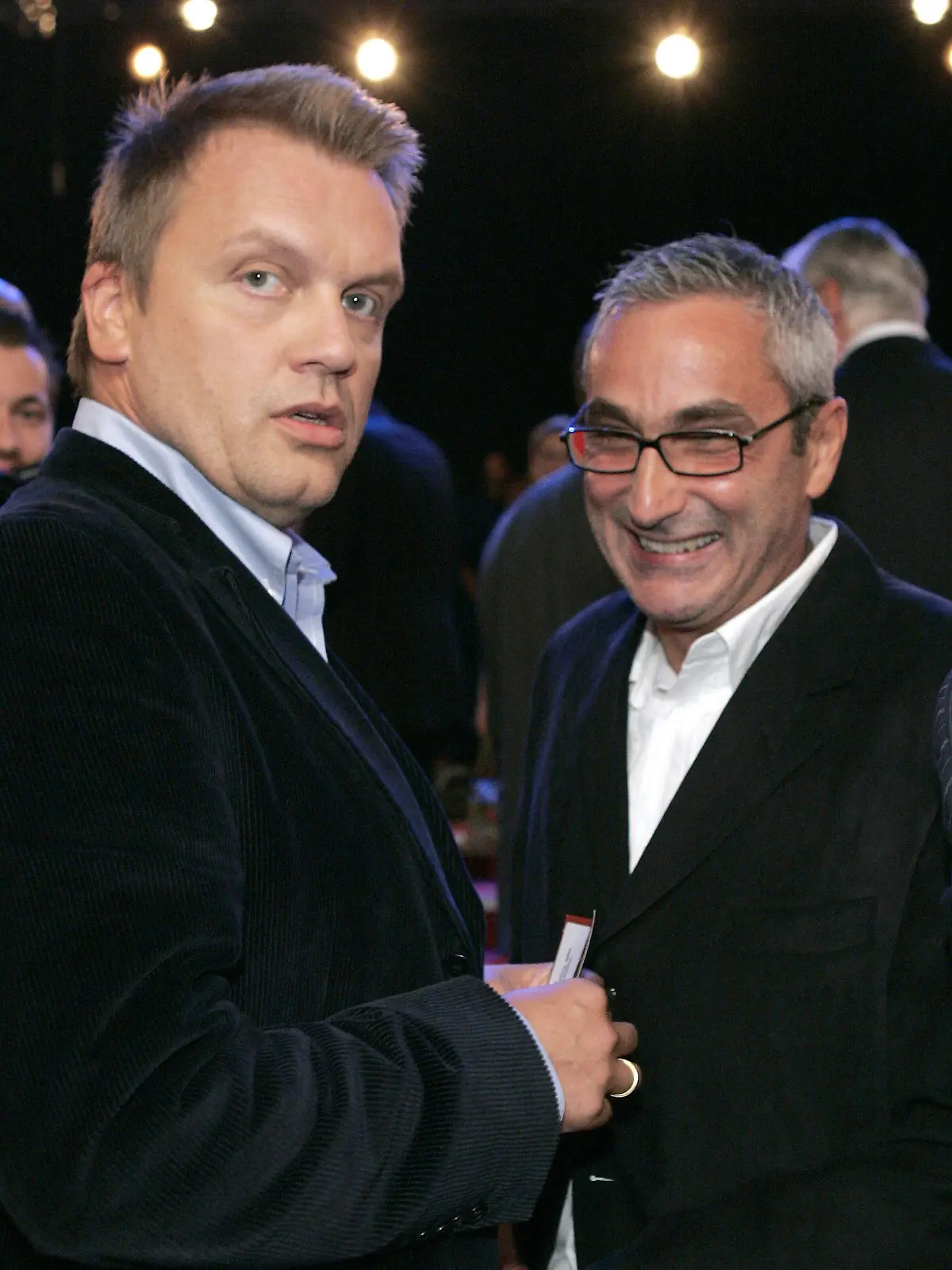 ARCHIV - Der Komiker Hape Kerkeling und sein Lebensgefährte Angelo Colagrossi nehmen am 10.10.2006 an der After-Show-Party des Deutschen Comedy-Preises in Köln teil. Kerkeling und sein langjähriger Lebensgefährte Angelo Colagrossi haben sich getrennt. «Wir waren 27 Jahre zusammen. Die Trennung war ein sehr schmerzhafter Prozess. Aber sie war nicht vermeidbar», sagte Kerkeling der «Bild am Sonntag». Foto: Jörg Carstensen dpa (zu dpa 0031 vom 06.03.2011)  +++(c) dpa - Bildfunk+++