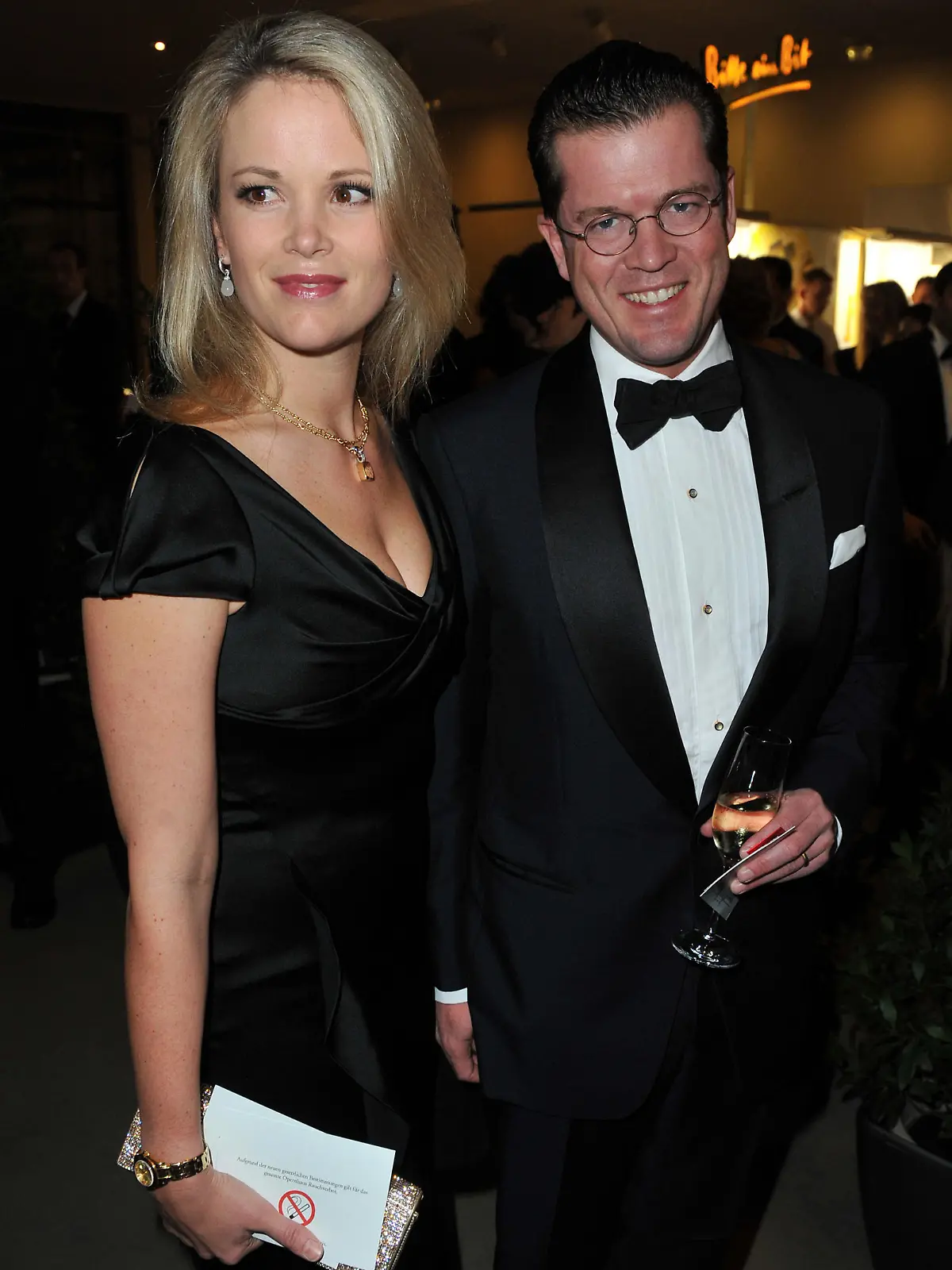 Bundesverteidigungsminister Karl Theodor zu Guttenberg und seine Ehefrau Stephanie kommen am Samstag (07.11.2009) zur 16. Festlichen Operngala für die Aids-Stiftung in die Deutsche Oper Berlin. Eingeladen waren zu dem Charity-Abend zahlreiche prominente Ehrengäste. Foto: Jörg Carstensen dpa/lbn  +++(c) dpa - Bildfunk+++