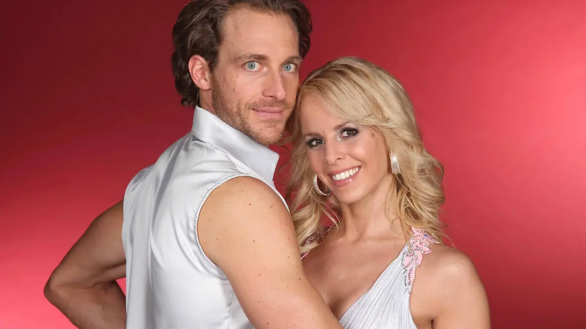 Der schönste Mann des deutschen Sports und Weltklasse-Stabhochspringer Tim Lobinger (38) tanzt mit der Profitänzerin Isabel Edvardsson (28) aus Braunschweig um den Titel "Dancing Star 2011"