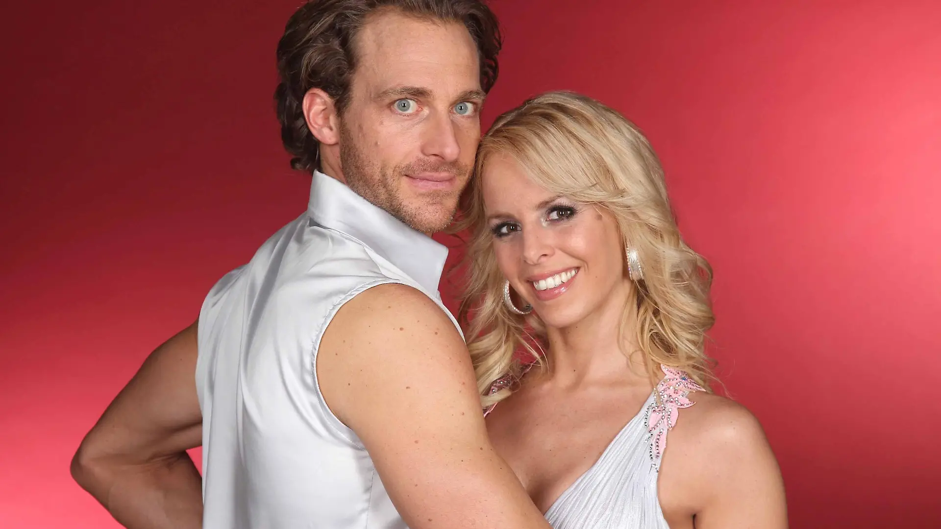 Der schönste Mann des deutschen Sports und Weltklasse-Stabhochspringer Tim Lobinger (38) tanzt mit der Profitänzerin Isabel Edvardsson (28) aus Braunschweig um den Titel "Dancing Star 2011"