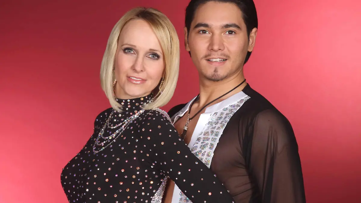 Die Femme Fatale der Schlager-Szene - Sängerin Kristina Bach (48) tanzt mit dem Profitänzer Erich Klann (23) aus Paderborn um den Titel "Dancing Star 2011"