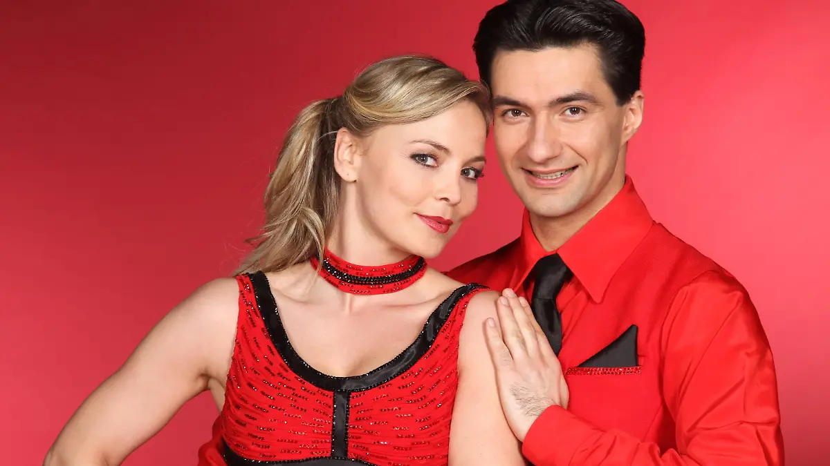 Box-Weltmeisterin und Königin im Ring Regina Halmich (34) tanzt mit dem Profitänzer Sergiy Plyuta (32) aus Berlin um den Titel "Dancing Star 2011"