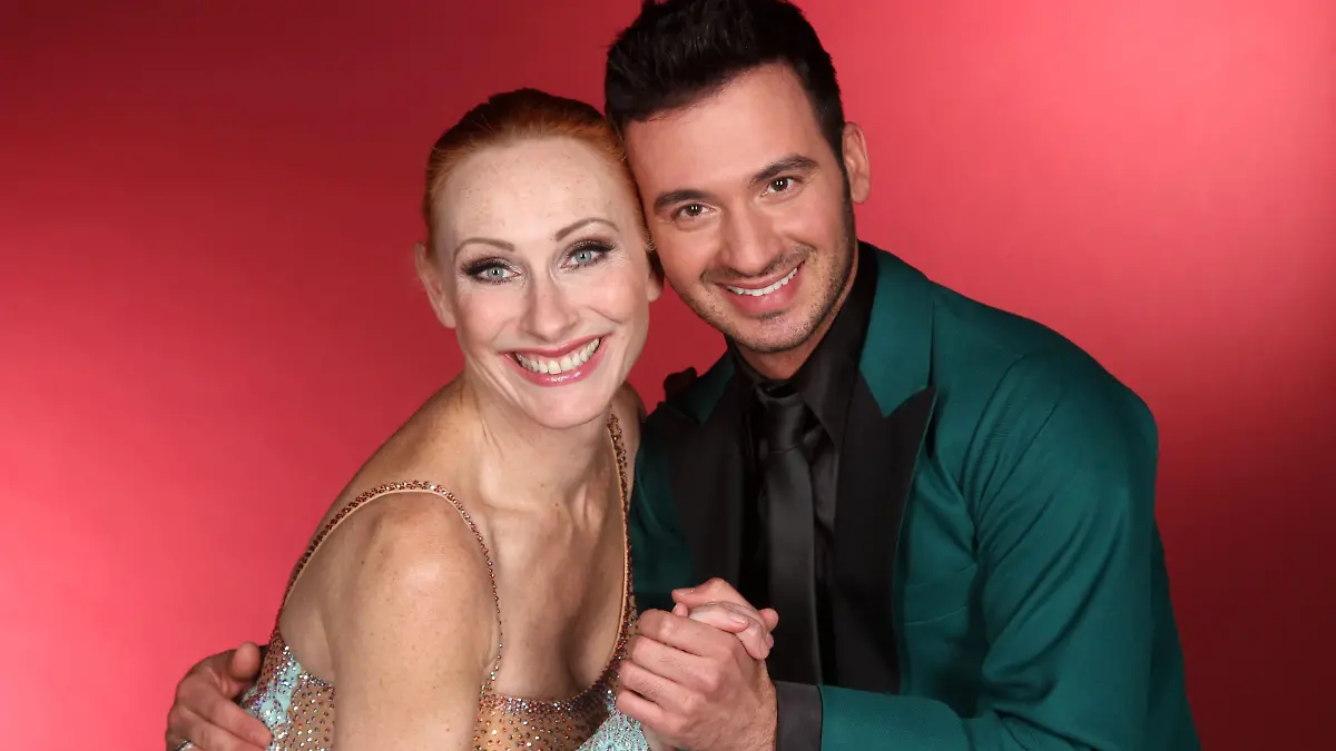 Die preisgekrönte Tatort-Kommissarin und leidenschaftliche Tänzerin, Schauspielerin Andrea Sawatzki (48) tanzt mit dem Profitänzer Stefano Terrazzino (31) aus Warschau (Polen) um den Titel "Dancing Star 2011"