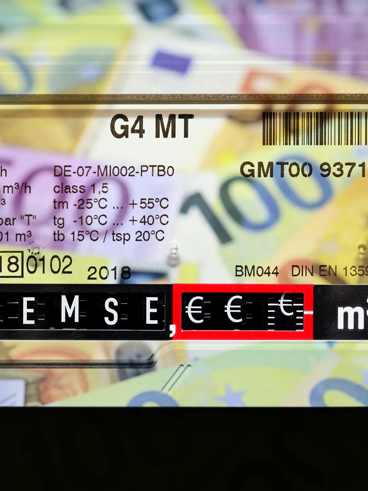 Gaszähler mit Aufschrift Bremse und Geldscheinen, Symbolfoto Gaspreisbremse / action press