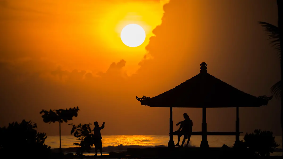 14.11.2022, Indonesien, Nusa Dua: Die Sonne geht am Strand von Nusa Dua am Tag vor Beginn des G20-Gipfels auf. Das Treffen der Gruppe der G20, der stärksten Industrienationen und aufstrebenden Volkswirtschaften, findet am 15. und 16. November statt. Foto: Christoph Soeder/dpa +++ dpa-Bildfunk +++