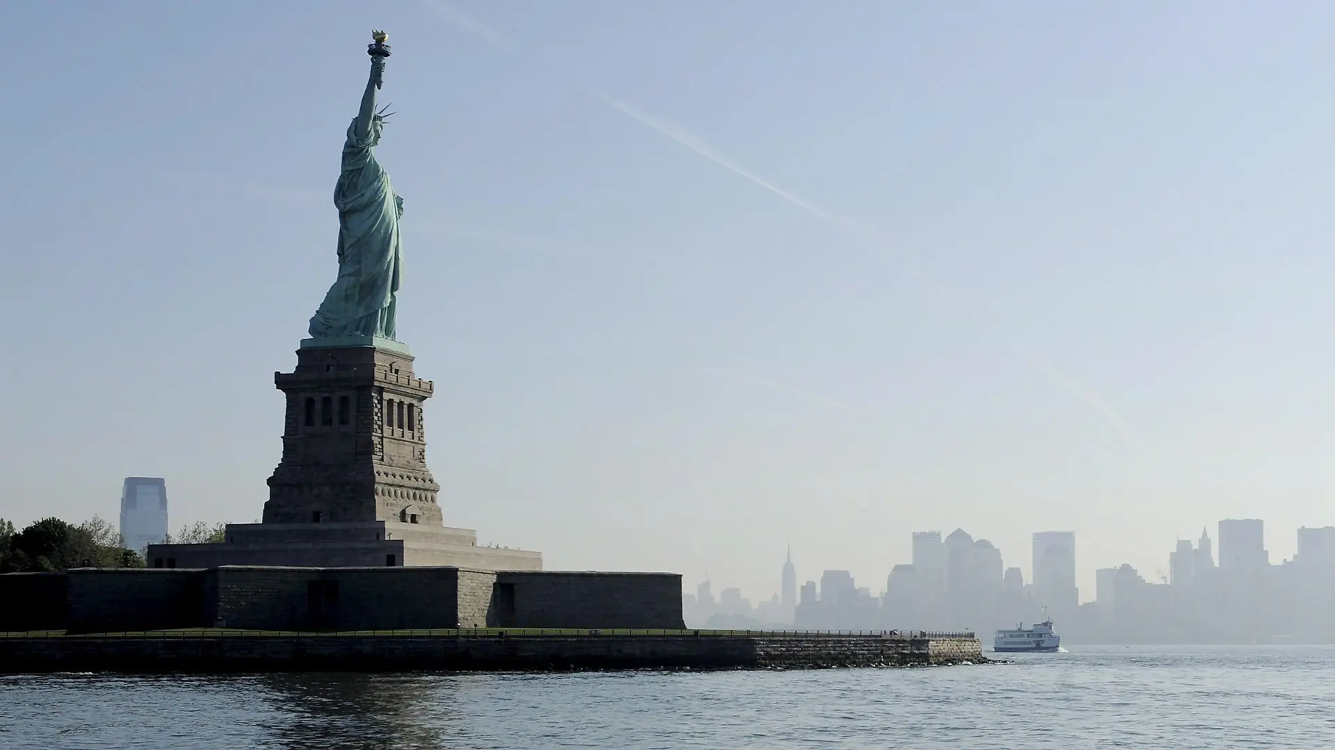 ARCHIV - Die Freiheitsstatue in New York vor der Skyline von Manhattan (Archivfoto vom 20.05.2009). Mit Böllerschüssen und einer Parade historischer Schiffe startet New York die Feiern zum 400. Geburtstag der Stadt: Eine Woche lang gedenkt die Millionen-Metropole der Ankunft der Holländer am 11. September 1609 vor der Insel, die die Lenape- Indianer «Mannahata» nannten. Foto: EPA/JUSTIN LANE +++(c) dpa - Bildfunk+++