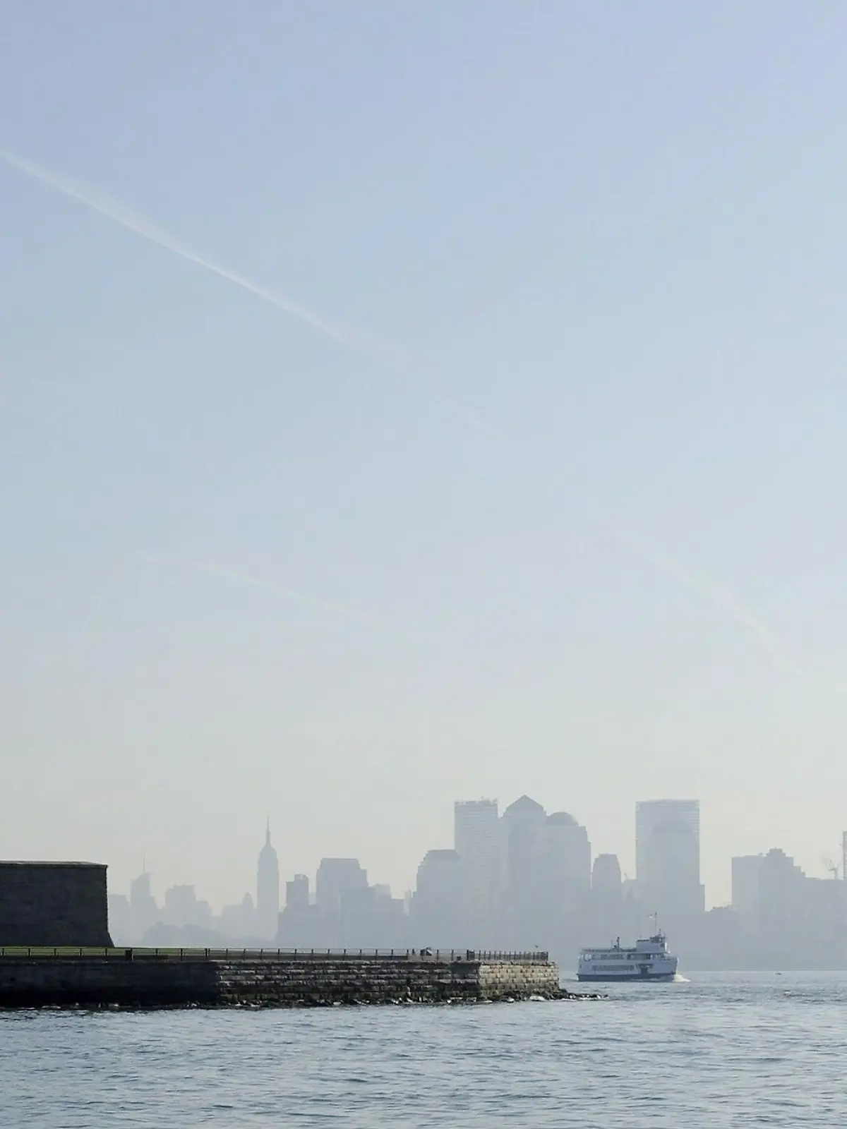 ARCHIV - Die Freiheitsstatue in New York vor der Skyline von Manhattan (Archivfoto vom 20.05.2009). Mit Böllerschüssen und einer Parade historischer Schiffe startet New York die Feiern zum 400. Geburtstag der Stadt: Eine Woche lang gedenkt die Millionen-Metropole der Ankunft der Holländer am 11. September 1609 vor der Insel, die die Lenape- Indianer «Mannahata» nannten. Foto: EPA/JUSTIN LANE  +++(c) dpa - Bildfunk+++