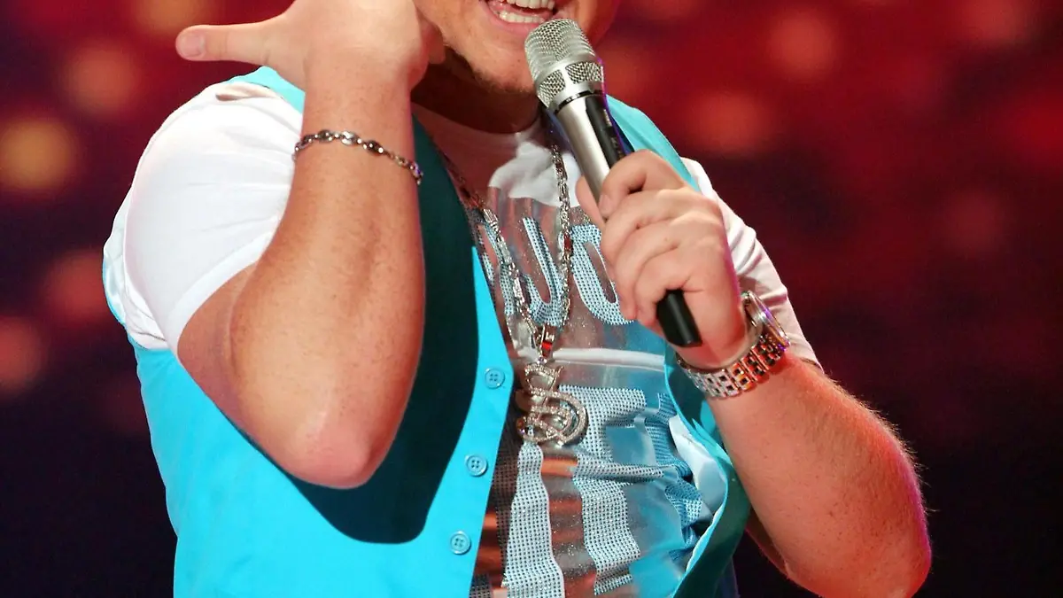 Kandidat Menowin Fröhlich hat in der siebten Staffel bei "DSDS" für reichlich Schlagzeilen gesorgt, auch wenn er am Ende nicht ganz oben auf dem Siegertreppchen stand. Auf welchem Platz landet er im Ranking?