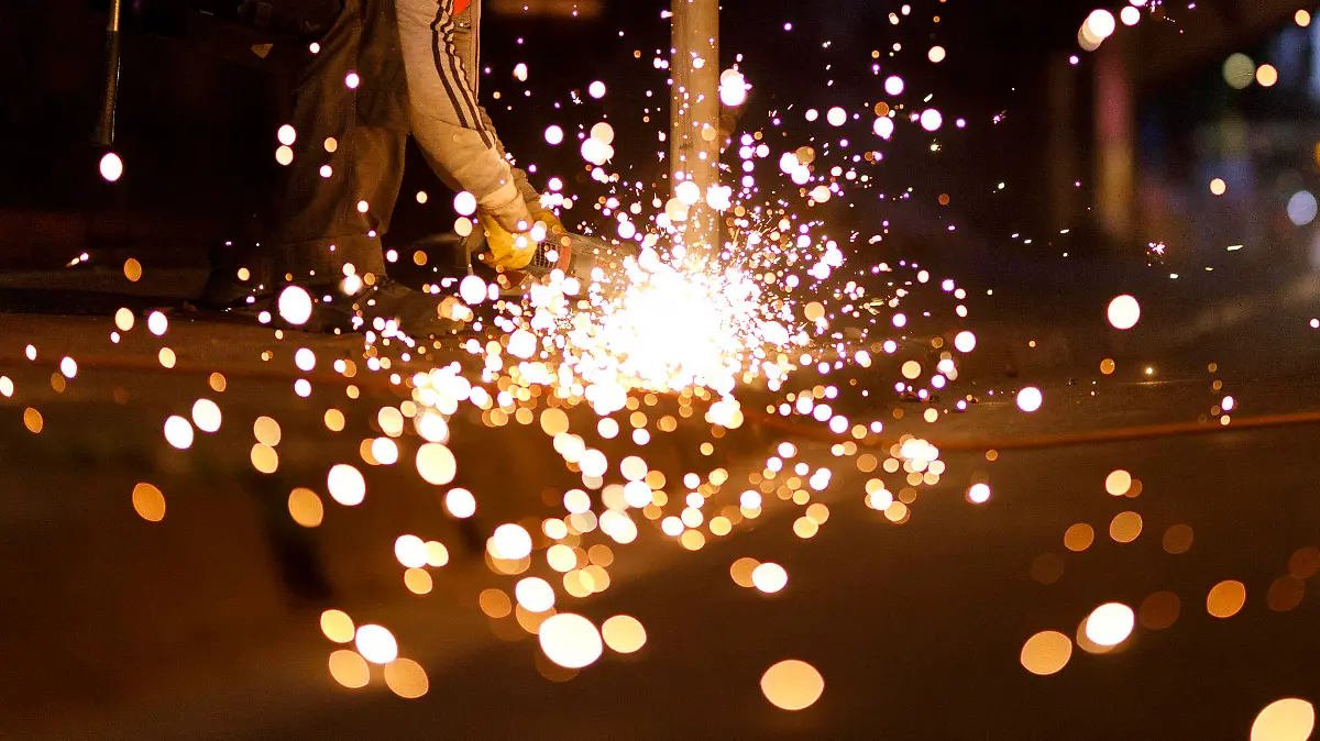 Bei Gleisarbeiten der KVB werden Polder mit einem Winkelschleifer abgeflext. Köln, 10.07.2020 *** During track work at KVB, polders are removed with an angle grinder Cologne, 10 07 2020 Foto:xC.xHardtx/xFuturexImage