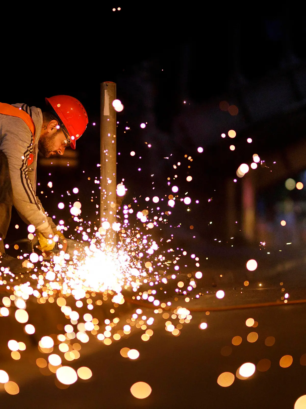  Bei Gleisarbeiten der KVB werden Polder mit einem Winkelschleifer abgeflext. Köln, 10.07.2020 *** During track work at KVB, polders are removed with an angle grinder Cologne, 10 07 2020 Foto:xC.xHardtx/xFuturexImage